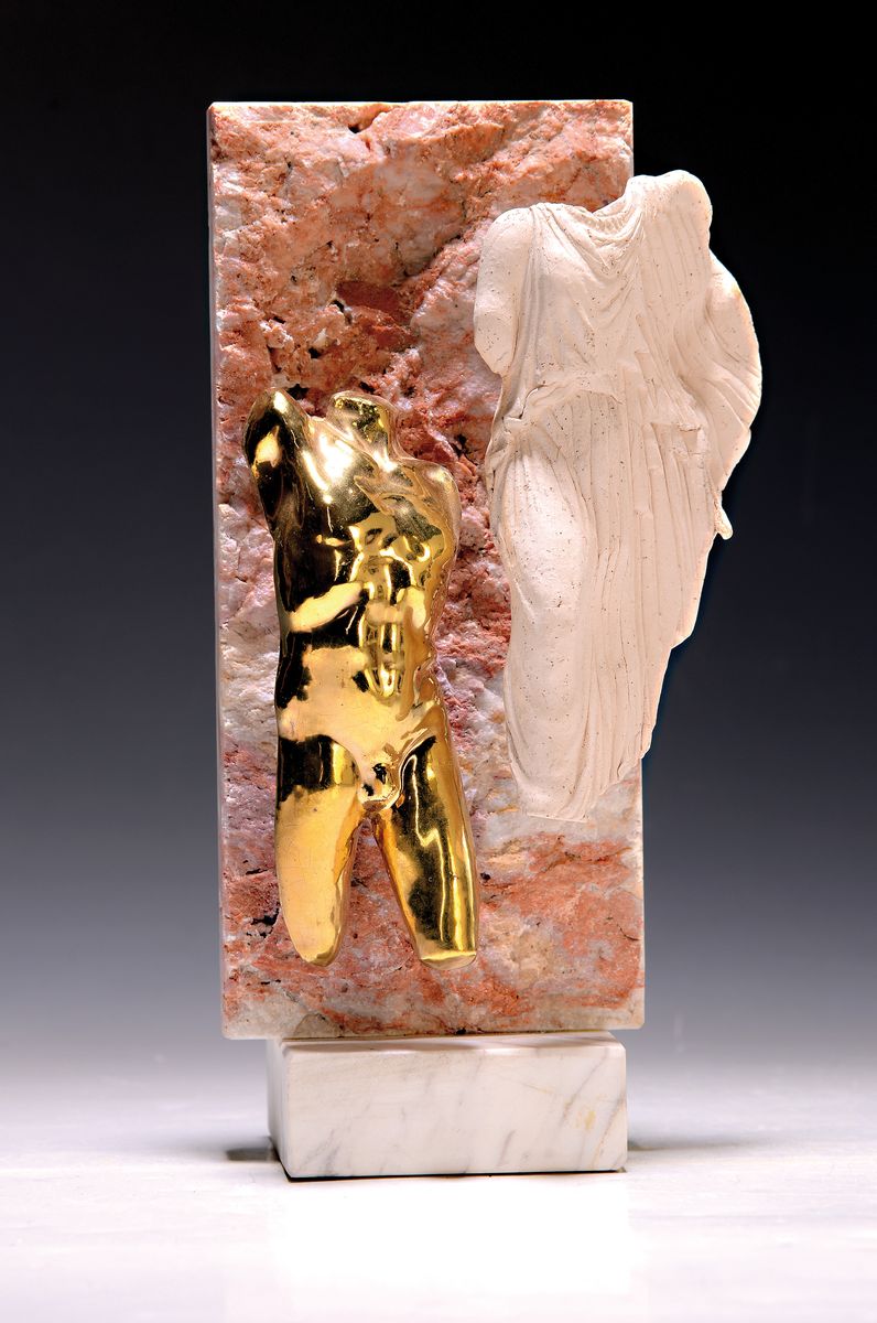 Detail k: Volker Kühn, 1948 Neuenkirchen-2023 Lilienthal, männlicher Torso, Metall vergoldet, aus grob behauenem Stein montiert und mit geflügelter Keramik ...