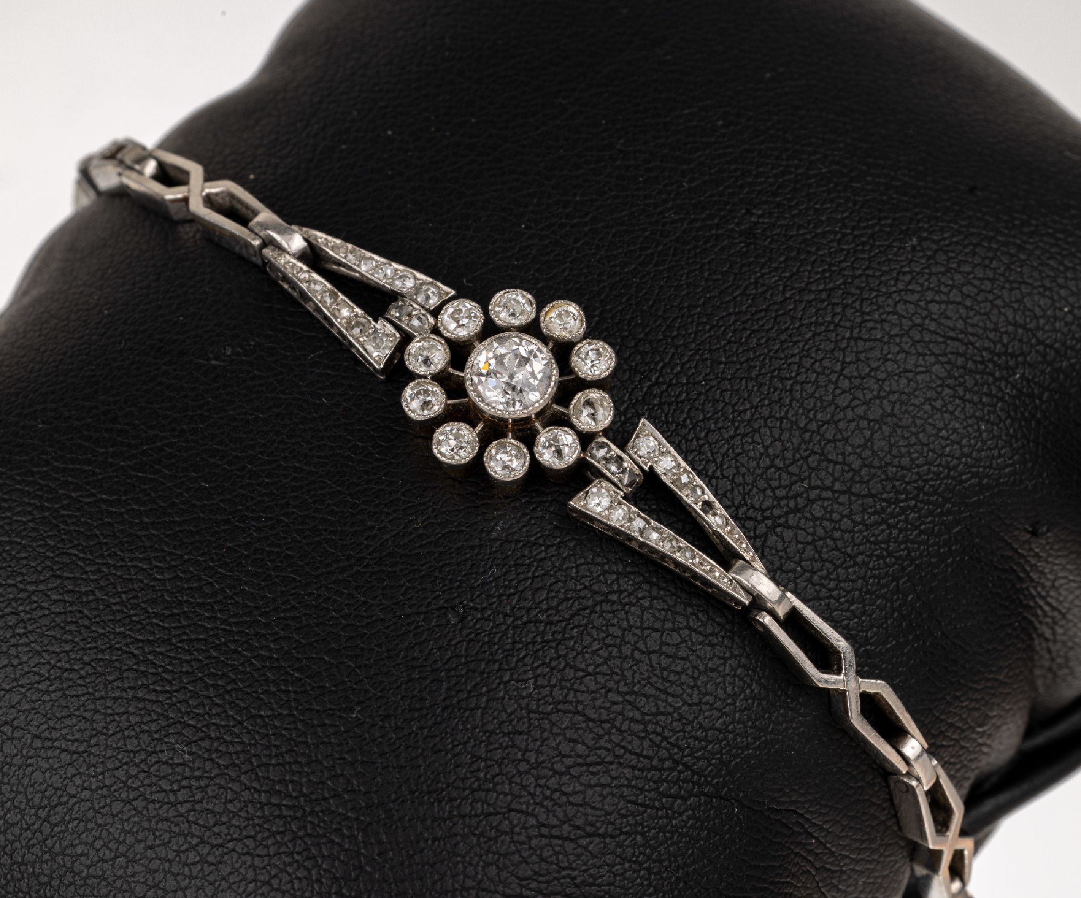 Platin Jugendstil Diamant-Armband, deutsch um 1900, GG 585/000 und Platin gepr., blütenförmiges Mittelteil in GG, bes. mit 11 Altschliffdiamanten ...
