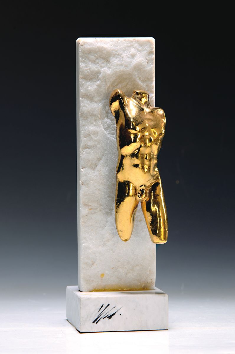 Volker Kühn, 1948 Neuenkirchen-2023 Lilienthal, männlicher Torso, Metall vergoldet, auf grob behauenem Stein montiert, seitlich am Sockel, ...