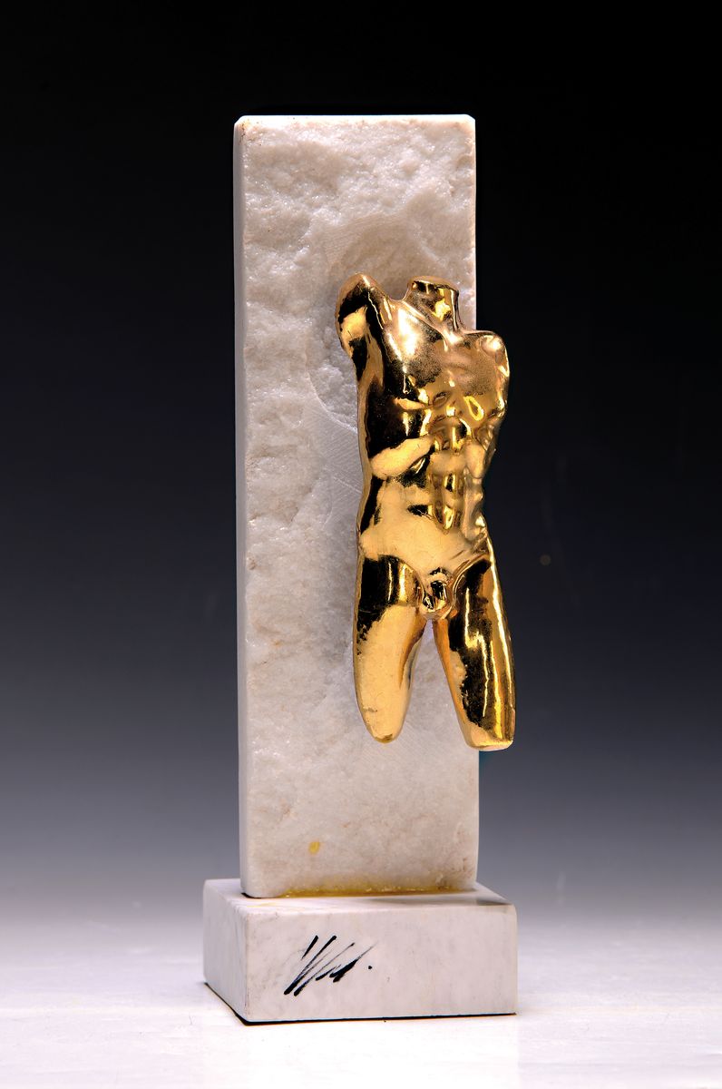 Detail k: Volker Kühn, 1948 Neuenkirchen-2023 Lilienthal, männlicher Torso, Metall vergoldet, auf grob behauenem Stein montiert, seitlich am Sockel, ...