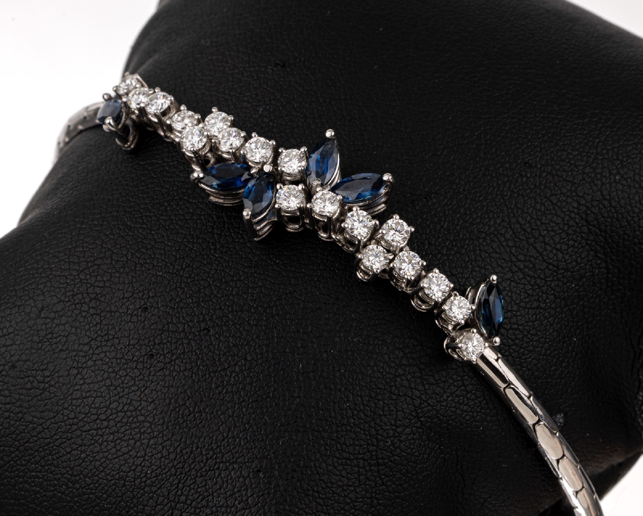 18 kt Gold Saphir-Brillant-Armband, WG 750/000, Mittelteil mit 6 facett. Saphirnavettes zus. ca. 0.80 ct, 18 Brillantenzus. ca. 1.80 ct feines ...