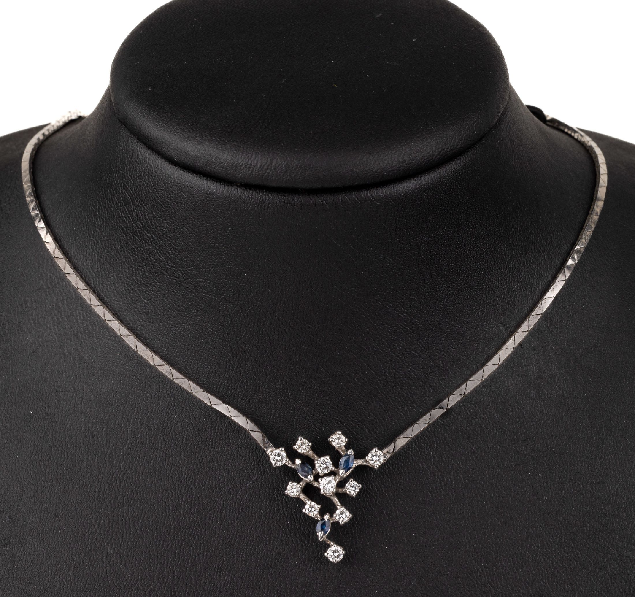 14 kt Gold Saphir-Brillant-Collier, WG 585/000, Mittelteil mit 11 Brillanten zus. ca.0.60 ct Weiß/si, 3 facett. Saphirnavettes zus. ca. 0.15 ct, ...