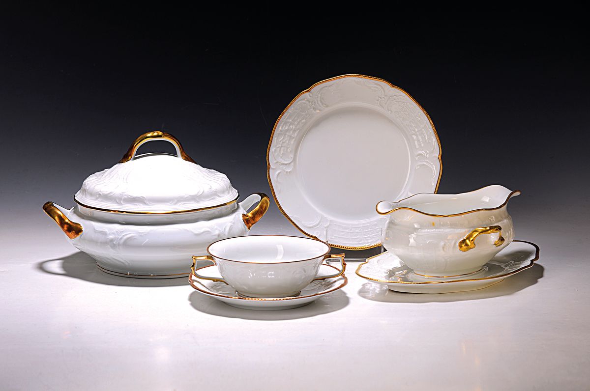 Service, Sanssouci, Rosenthal, 20. Jh., 12 Suppentassen mit Untertassen, 12 Dessertteller, Deckelschüssel, Sauciere weiß mit Goldrändern