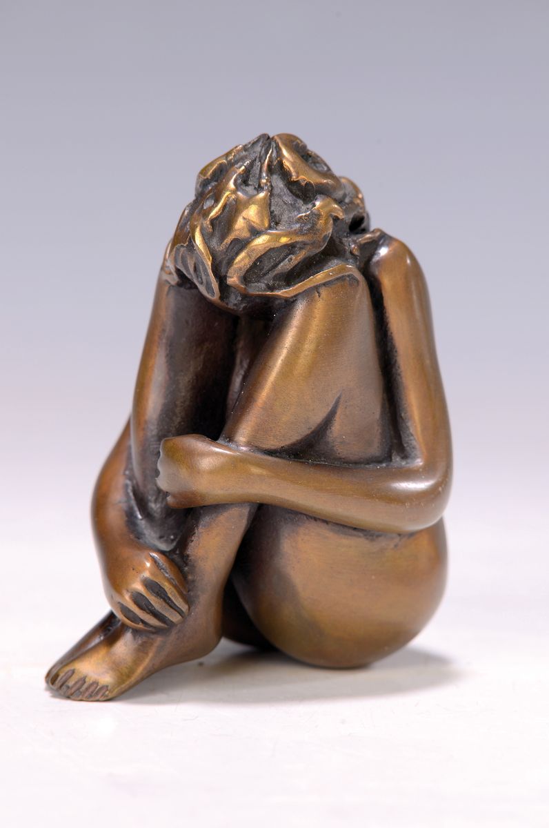 Detail k: Bruno Bruni, Bronzeskulptur, "Mignon", num. 4181/5000, hockender Akt, signiert, Gießerstempel, H. ca. 8.5 cm