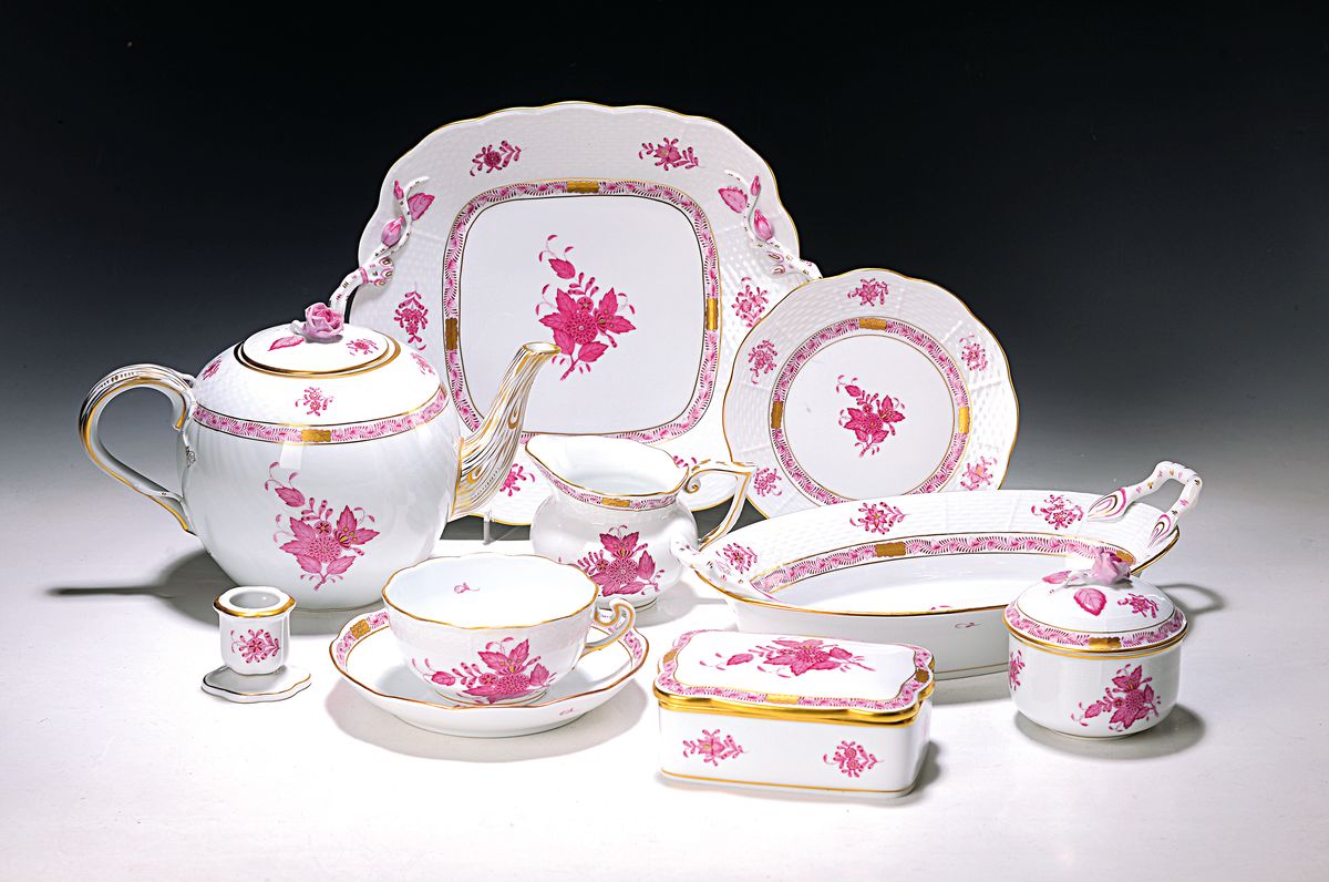 Teeservice, Herend Ungarn, Dekor Apponyi purpur, Teekanne, Zuckerdose, Milchkännchen, 6 Tassen mit Untertassen, 6 Gebäckteller 16.5cm, eckige ...