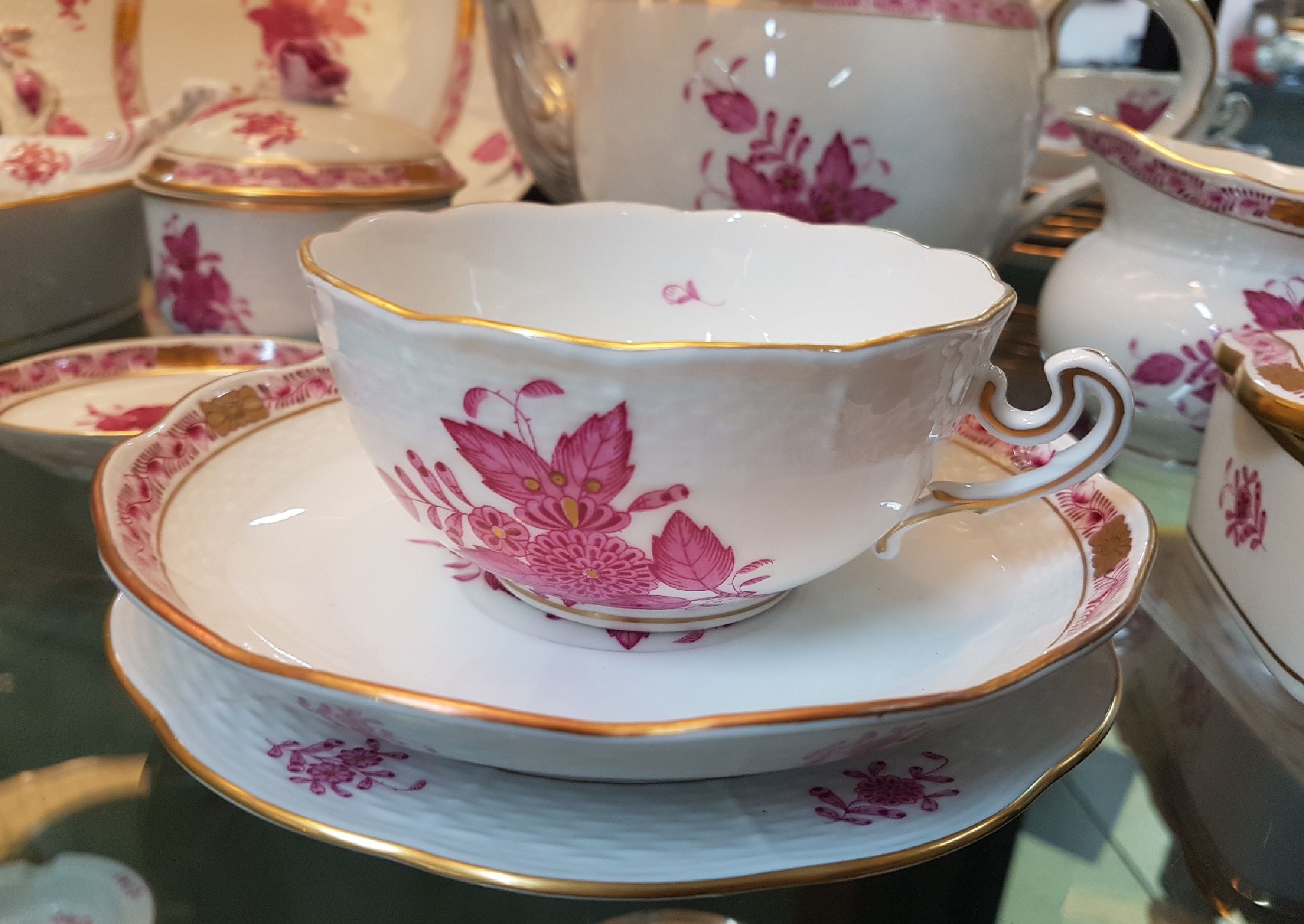 Detail a: Teeservice, Herend Ungarn, Dekor Apponyi purpur, Teekanne, Zuckerdose, Milchkännchen, 6 Tassen mit Untertassen, 6 Gebäckteller 16.5cm, eckige ...