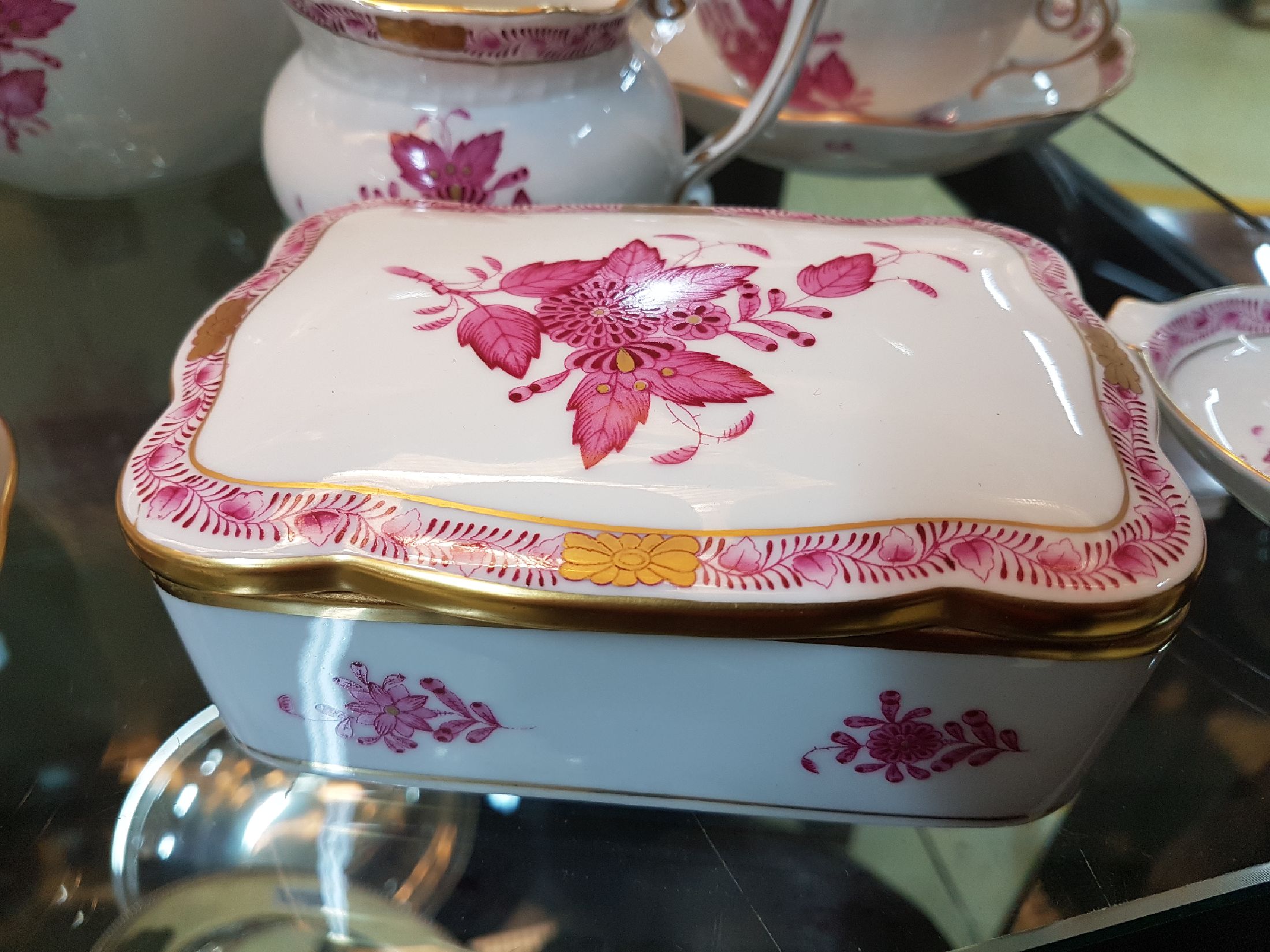 Detail c: Teeservice, Herend Ungarn, Dekor Apponyi purpur, Teekanne, Zuckerdose, Milchkännchen, 6 Tassen mit Untertassen, 6 Gebäckteller 16.5cm, eckige ...