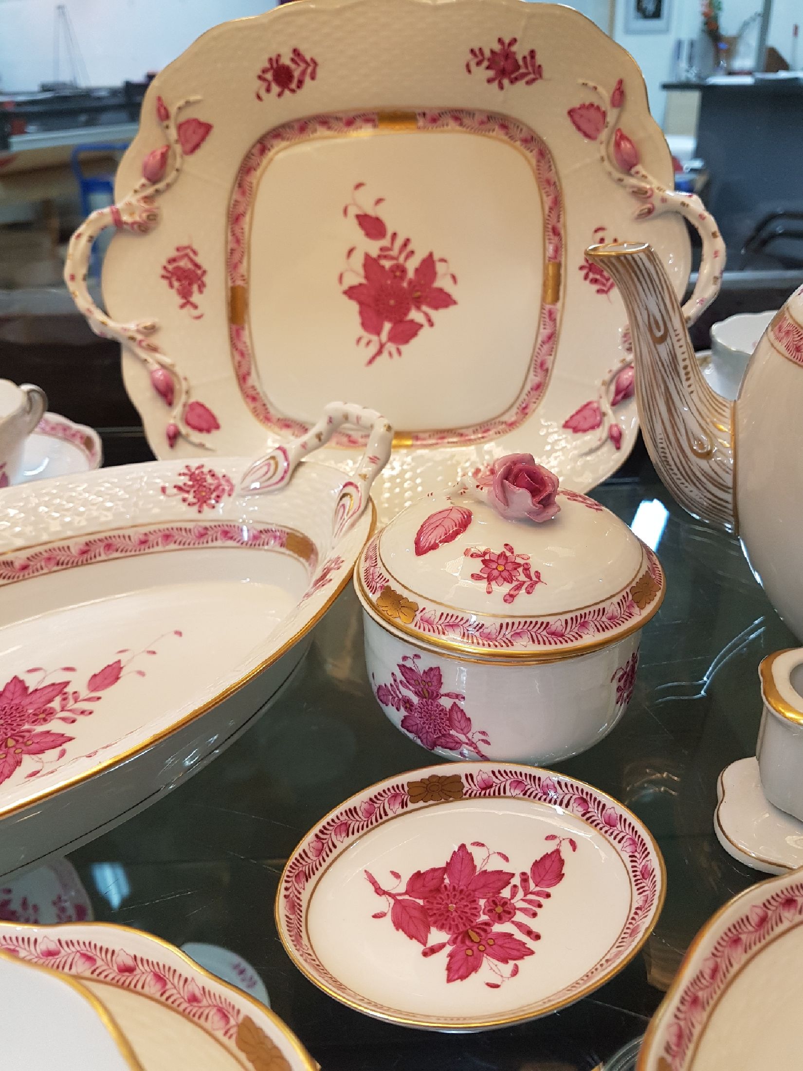 Detail d: Teeservice, Herend Ungarn, Dekor Apponyi purpur, Teekanne, Zuckerdose, Milchkännchen, 6 Tassen mit Untertassen, 6 Gebäckteller 16.5cm, eckige ...