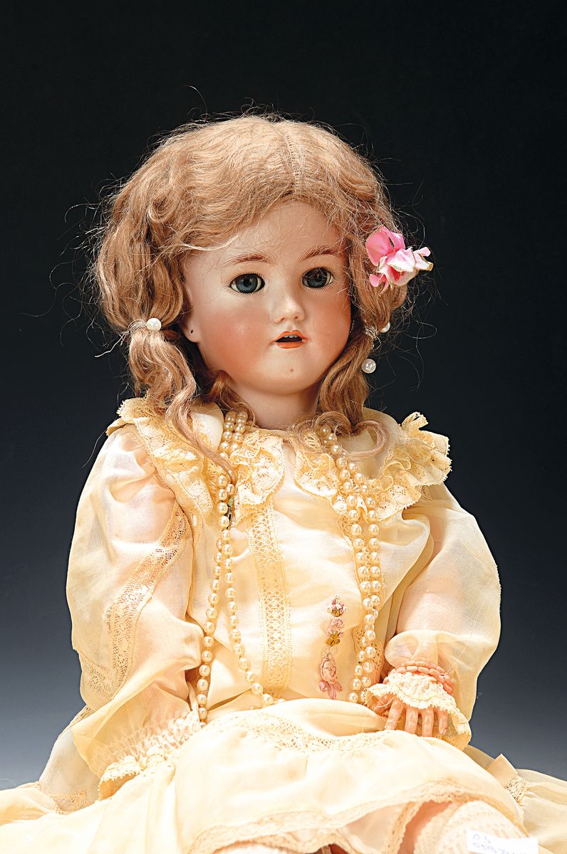 Puppe, Heinrich Handwerk für Simon und Halbig, num. 4 1/2, um 1900/10, Porzellankopf, Massegliederkörper, Kurbelkopf, braune Schlafaugen, offener ...