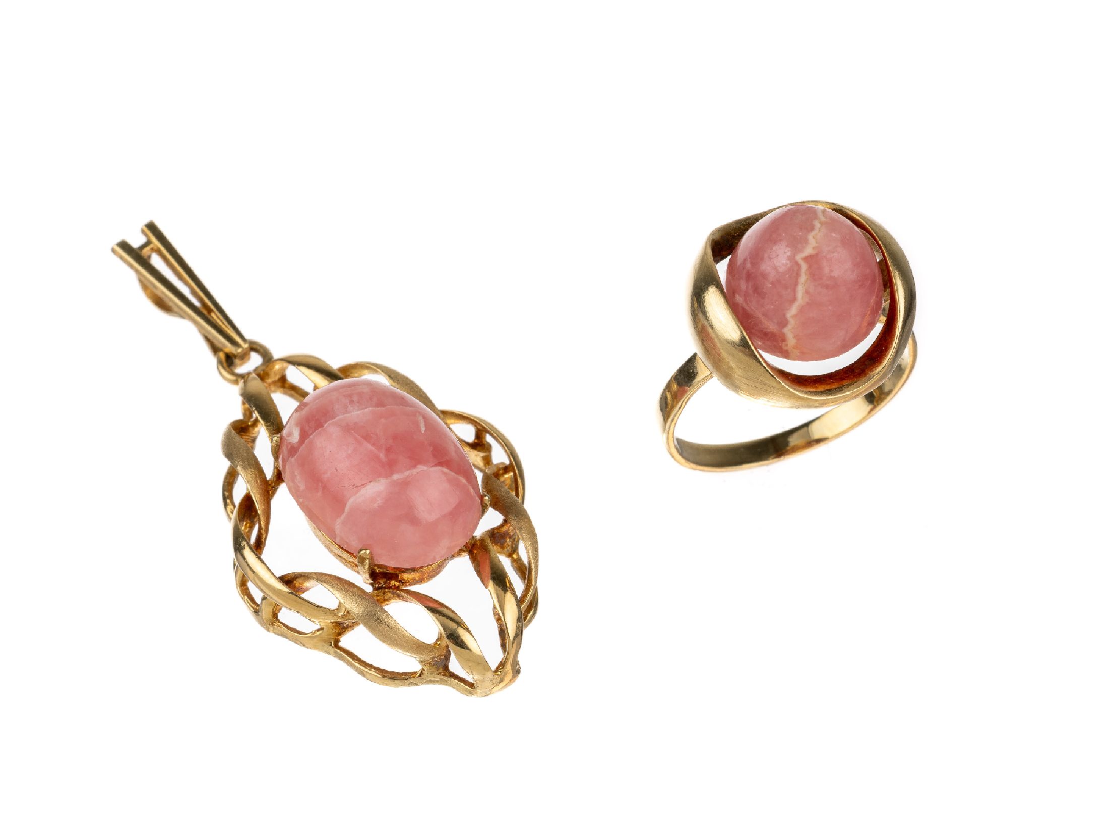 14 kt Gold Rhodochrosit-Schmuckset, GG 585/000, best. aus: Ring, RW 55, dazu Anhänger, beides mit Rhodochrositcabochons, min. besch., ca. 14.7 g