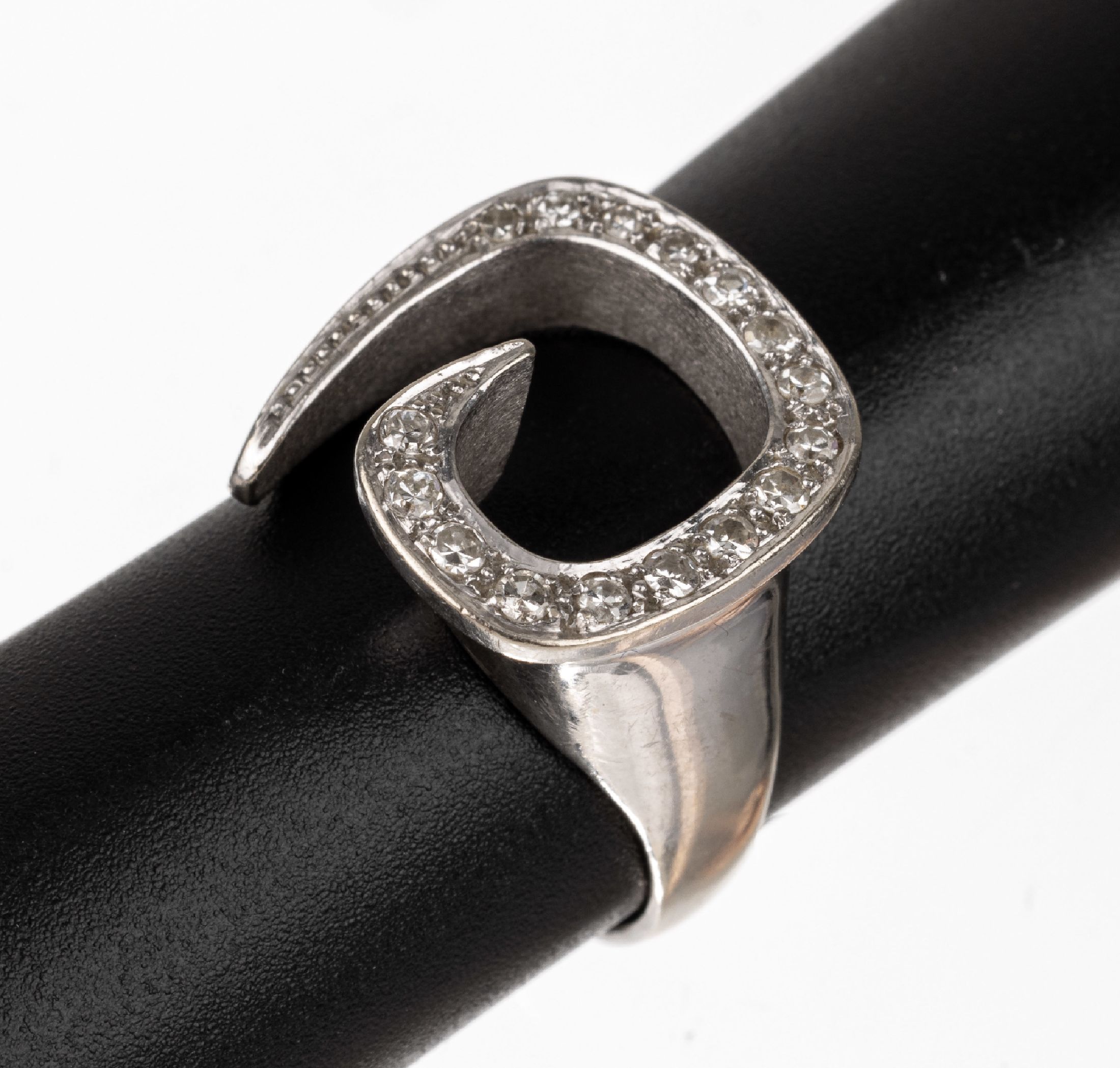 14 kt Gold Diamant-Ring, WG 585/000, ausgefallener Ringkopf, asymm., bes. mit 16 8/8-Diamanten zus. ca. 0.25 ct Weiß-l.get. Weiß/p, Meistermarke ...