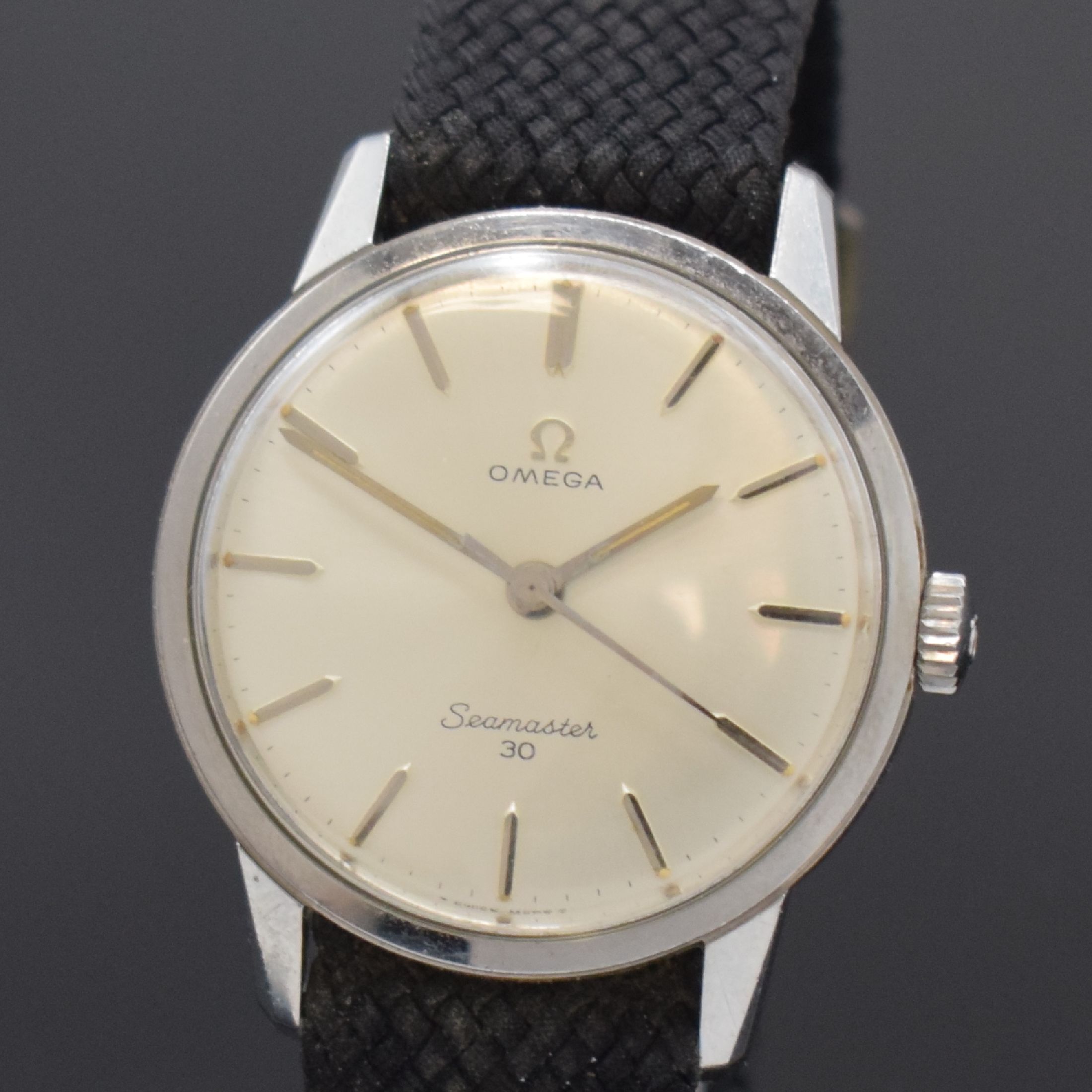 Detail a: OMEGA Herrenarmbanduhr Seamaster 30 Referenz 135.007-63, Handaufzug, Schweiz um 1963, Edelstahlgeh., Boden mit Seamasterlogo verschr., silb. ...