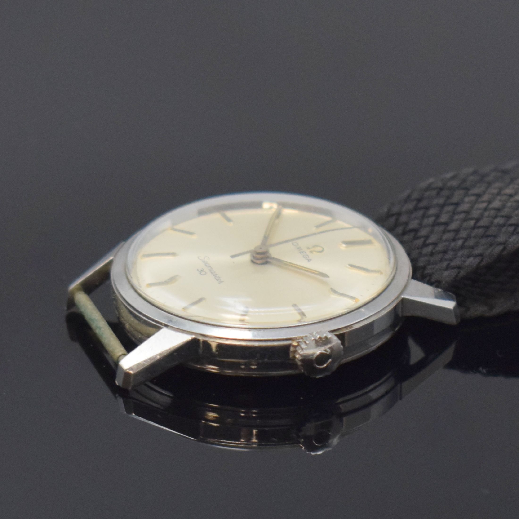 Detail b: OMEGA Herrenarmbanduhr Seamaster 30 Referenz 135.007-63, Handaufzug, Schweiz um 1963, Edelstahlgeh., Boden mit Seamasterlogo verschr., silb. ...