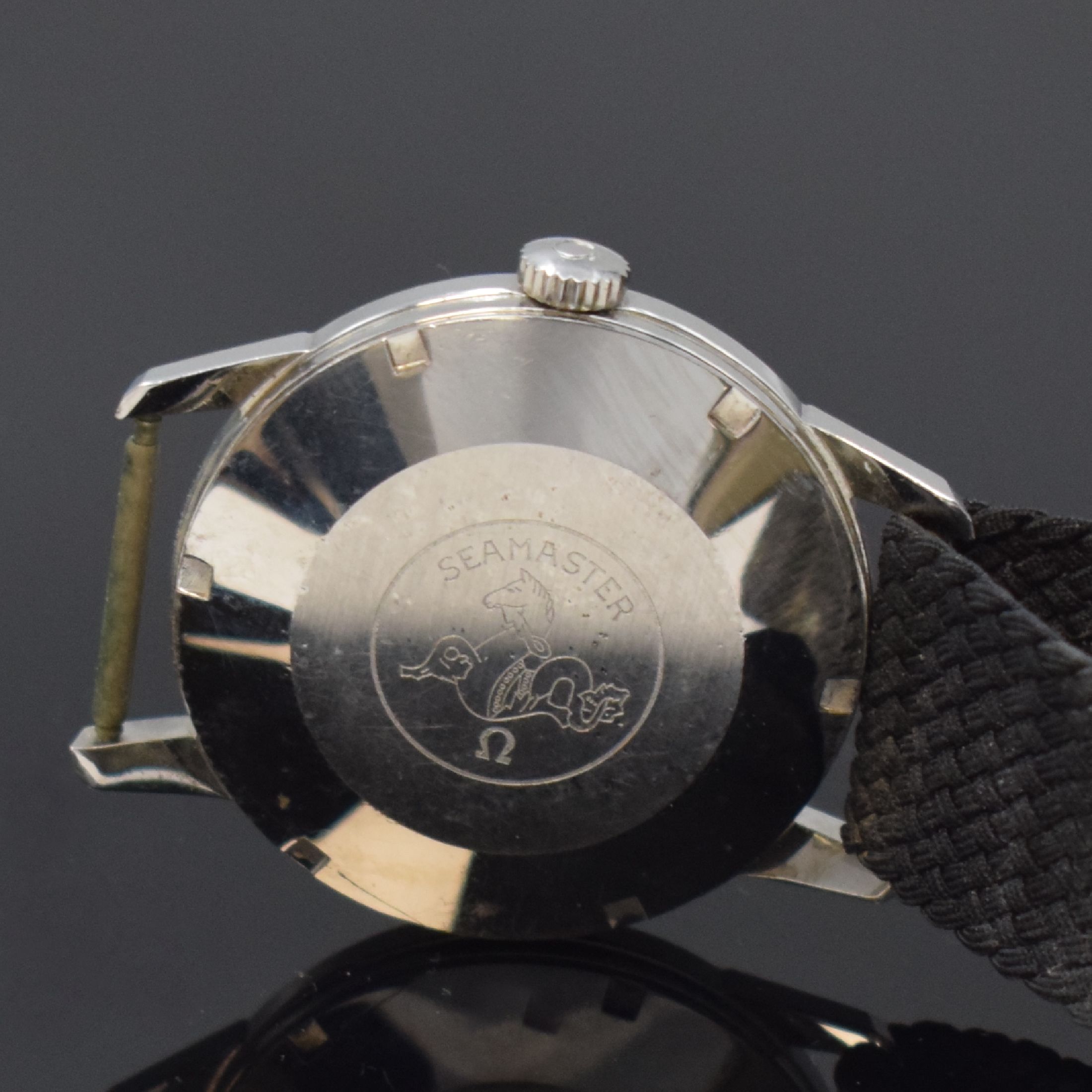 Detail c: OMEGA Herrenarmbanduhr Seamaster 30 Referenz 135.007-63, Handaufzug, Schweiz um 1963, Edelstahlgeh., Boden mit Seamasterlogo verschr., silb. ...