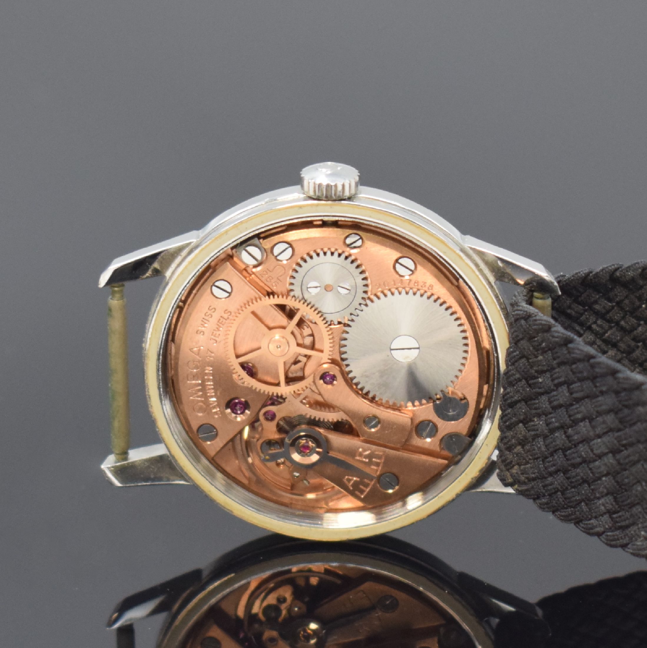 Detail d: OMEGA Herrenarmbanduhr Seamaster 30 Referenz 135.007-63, Handaufzug, Schweiz um 1963, Edelstahlgeh., Boden mit Seamasterlogo verschr., silb. ...