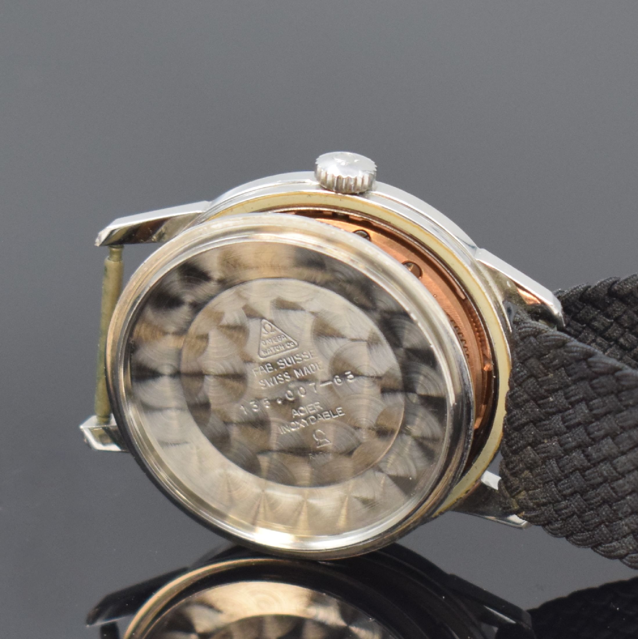 Detail e: OMEGA Herrenarmbanduhr Seamaster 30 Referenz 135.007-63, Handaufzug, Schweiz um 1963, Edelstahlgeh., Boden mit Seamasterlogo verschr., silb. ...