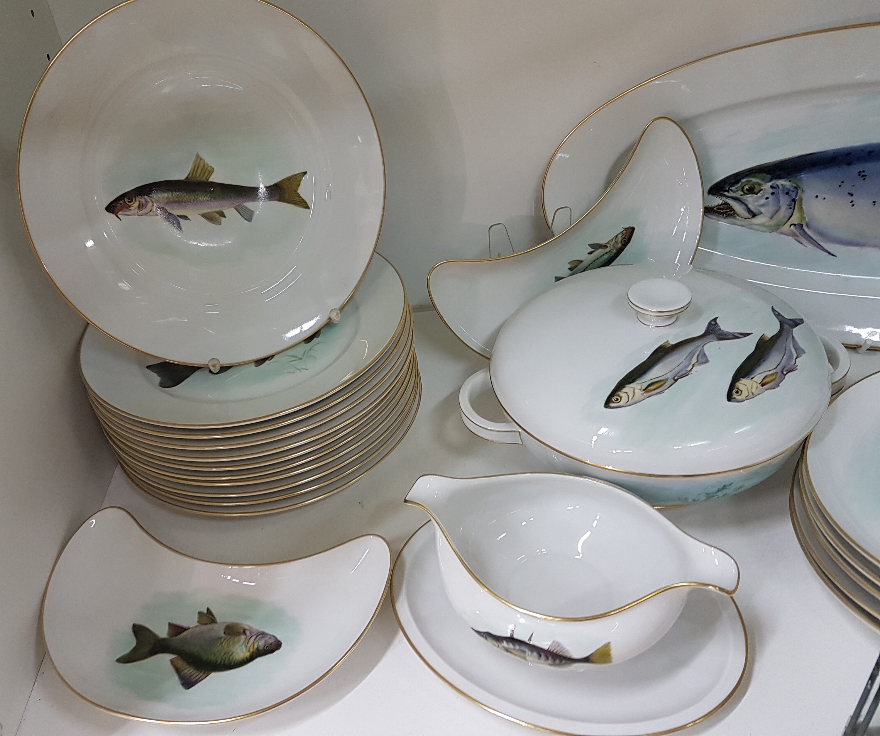 Detail c: Fischservice, Rosenthal, 20. Jh., Porzellan, handbemalter, naturalistischer Fischdekor, Maler Königer, teilweise mit Bezeichnung der Fische, ...