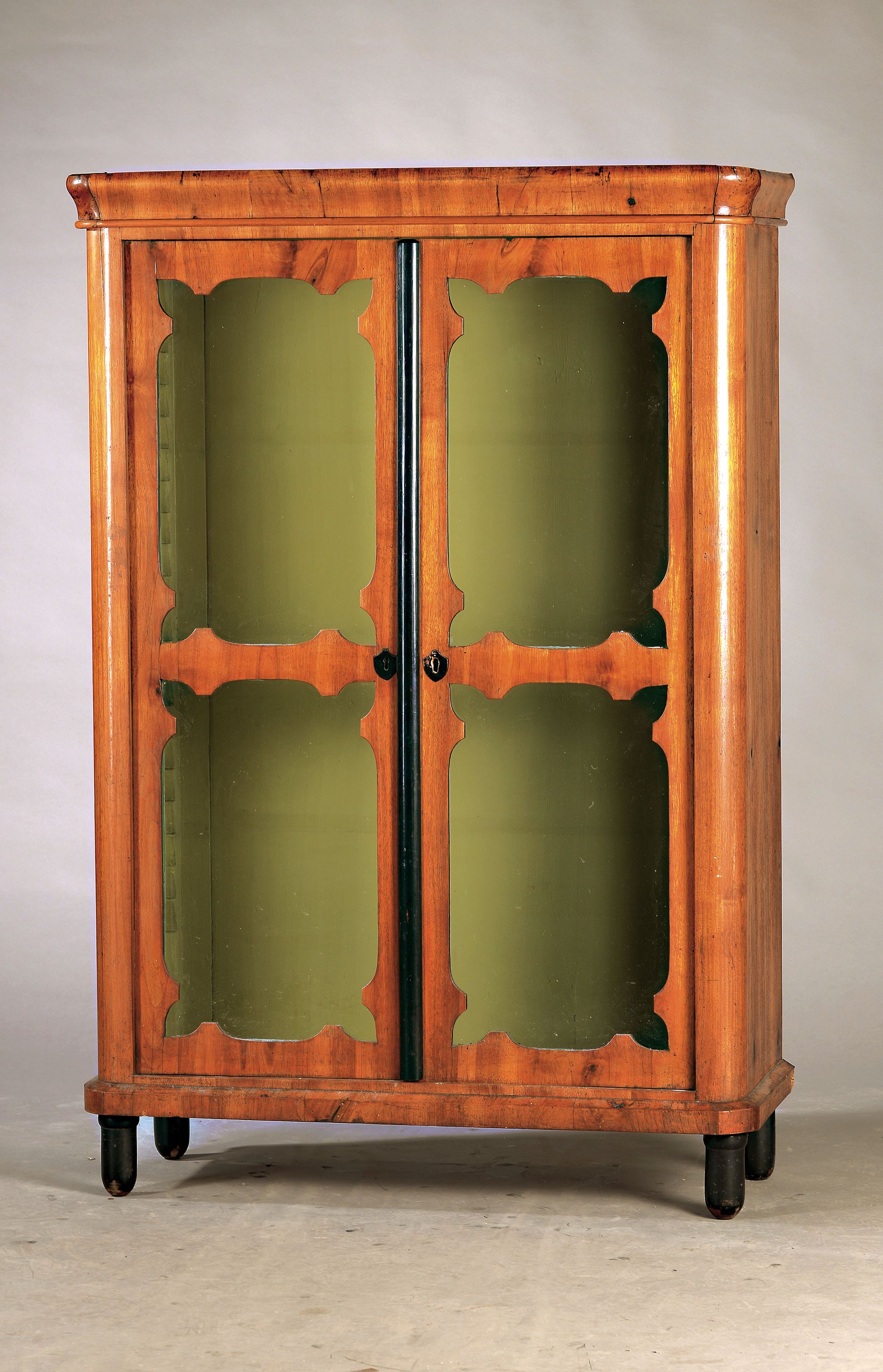 Biedermeier-Vitrine, um 1825/30, 2-türig, mehrfach verglast, geschwärzte Leiste, ca. 149 x 101 x 41 cm, EZ 2-3