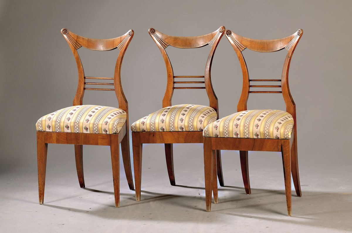 3 Stühle, Biedermeier, um 1825/30, Nußbaum massiv, Sitz gepolstert und bezogen, Rückenlehne mit Versprossung, H. ca. 87 cm, Sh. ca. 47 cm, EZ 2