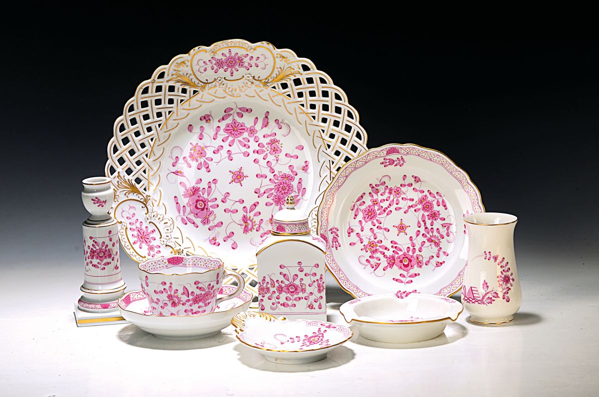 11 Teile Meissen, indisch Purpur, 20.Jh., großer Dessertteller D. 29 cm, drei Dessertteller, Muschelschale, Aschenbecher l. versch. im Dekor, ...