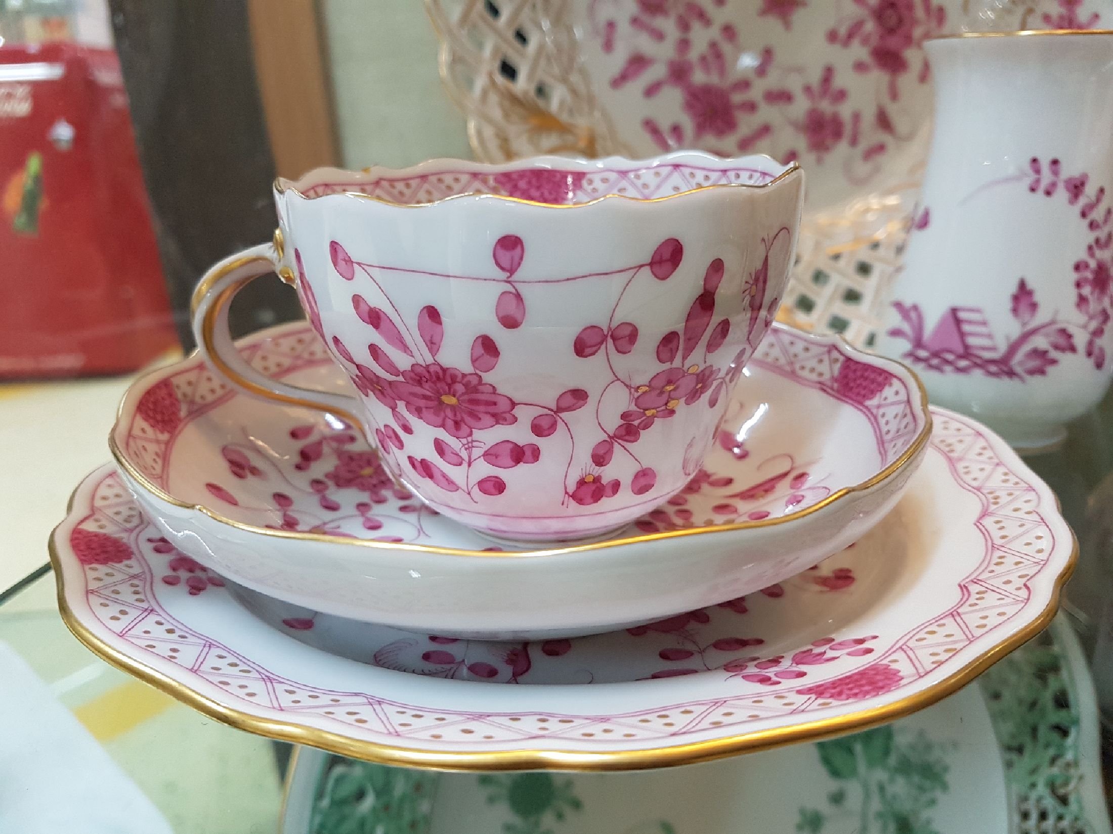 Detail a: 11 Teile Meissen, indisch Purpur, 20.Jh., großer Dessertteller D. 29 cm, drei Dessertteller, Muschelschale, Aschenbecher l. versch. im Dekor, ...