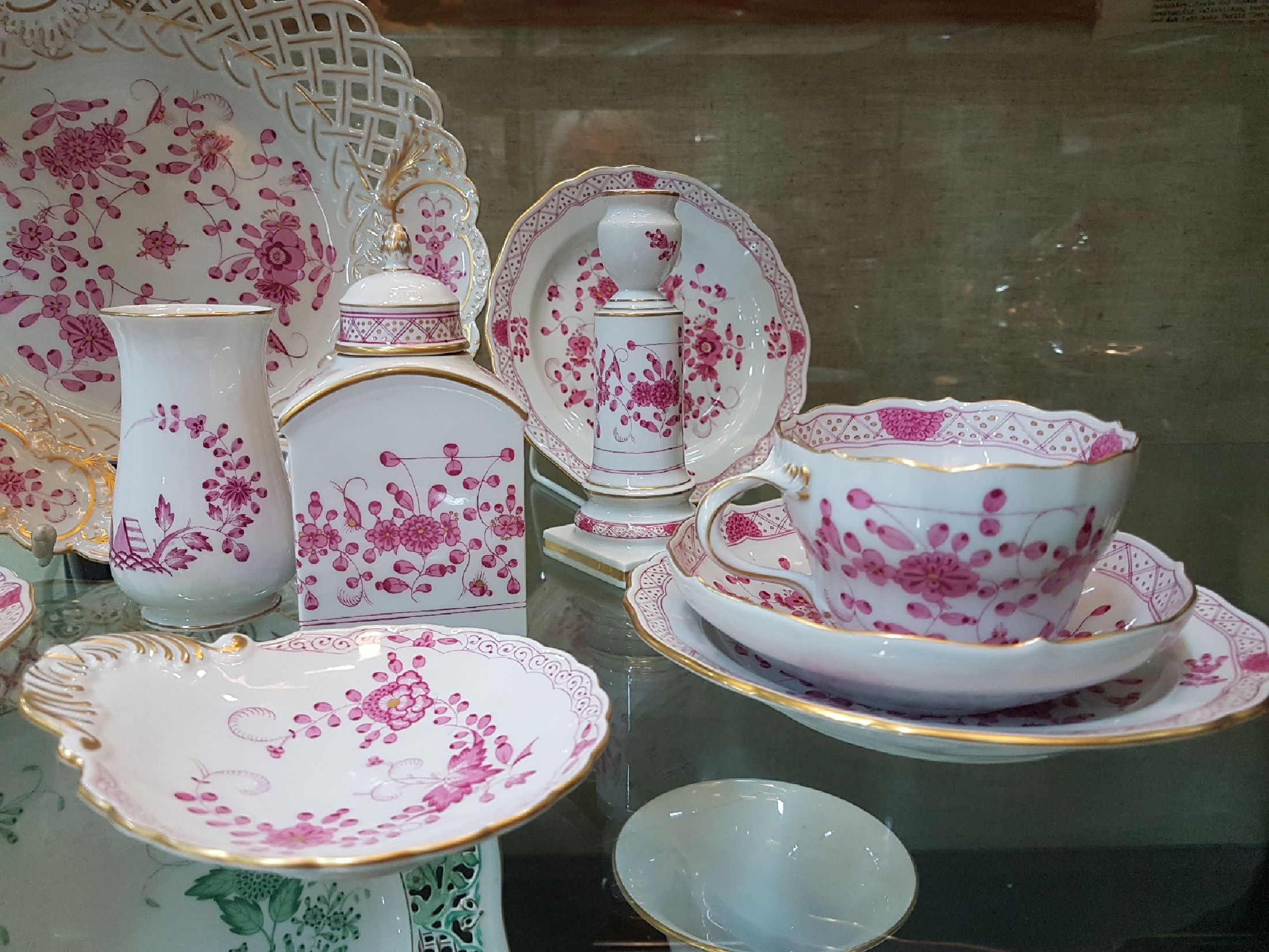 Detail b: 11 Teile Meissen, indisch Purpur, 20.Jh., großer Dessertteller D. 29 cm, drei Dessertteller, Muschelschale, Aschenbecher l. versch. im Dekor, ...