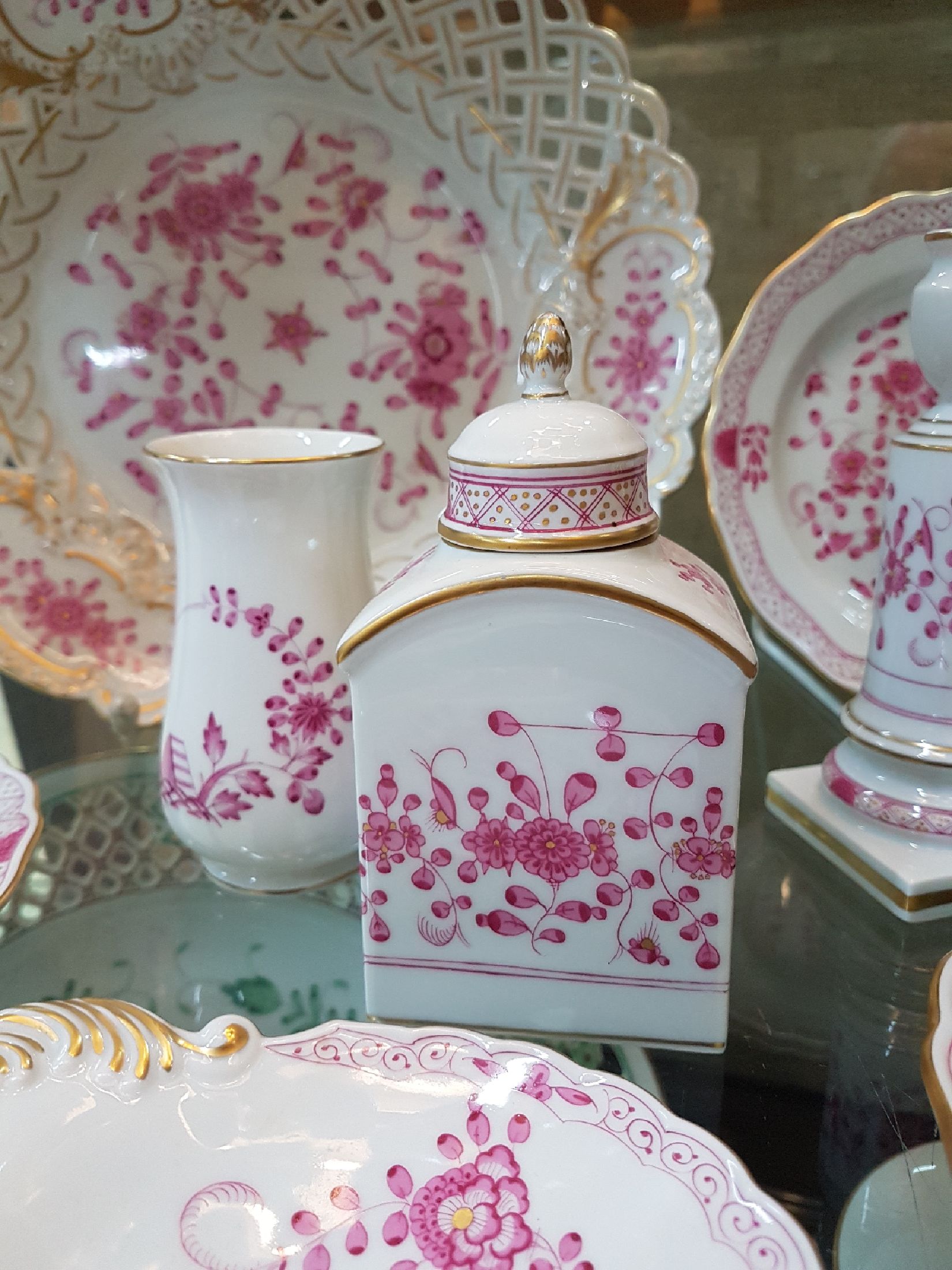 Detail d: 11 Teile Meissen, indisch Purpur, 20.Jh., großer Dessertteller D. 29 cm, drei Dessertteller, Muschelschale, Aschenbecher l. versch. im Dekor, ...