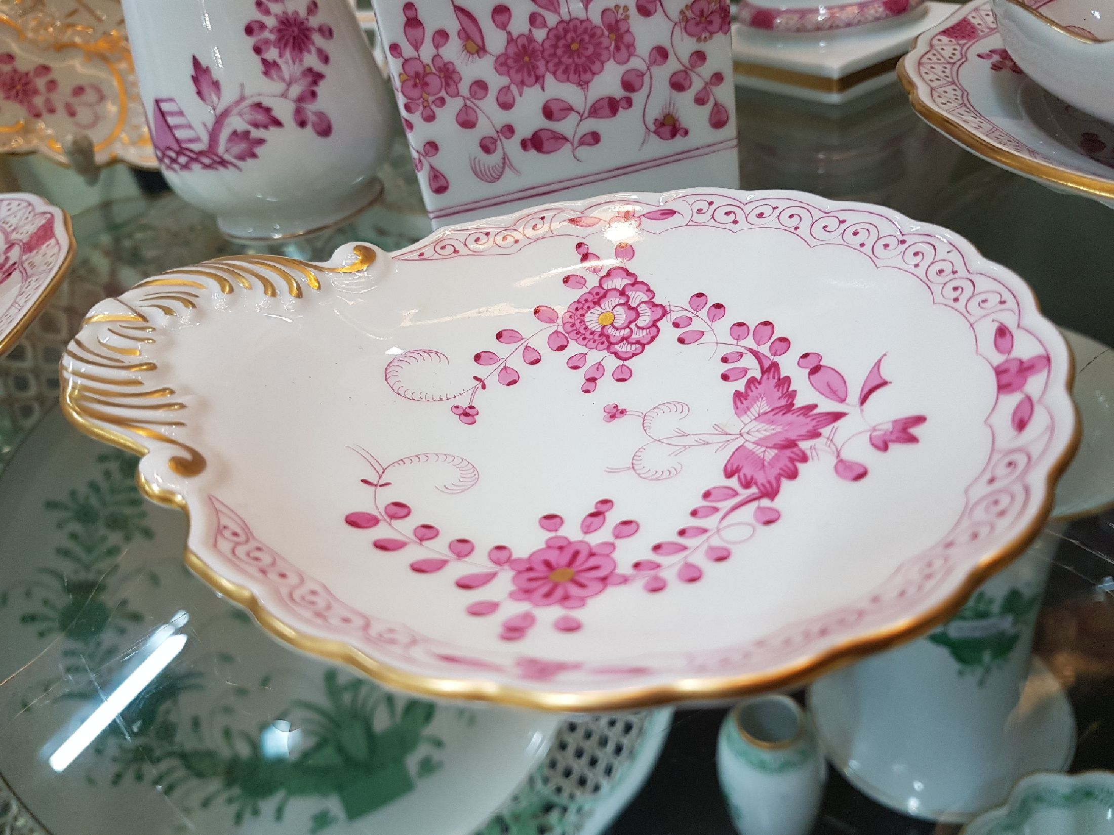 Detail e: 11 Teile Meissen, indisch Purpur, 20.Jh., großer Dessertteller D. 29 cm, drei Dessertteller, Muschelschale, Aschenbecher l. versch. im Dekor, ...