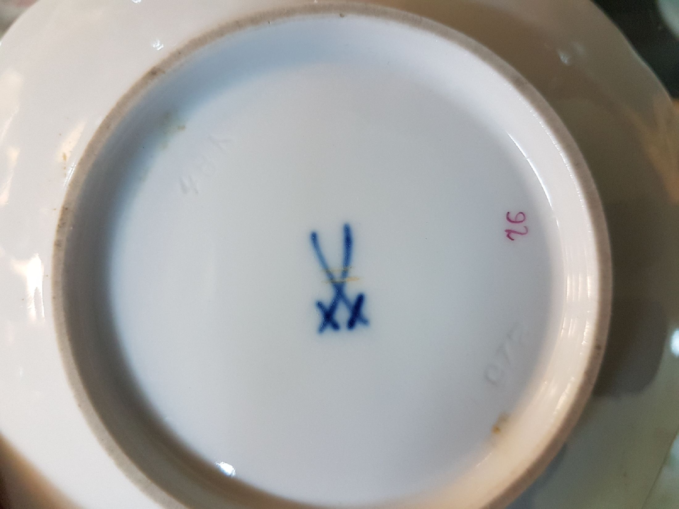 Detail f: 11 Teile Meissen, indisch Purpur, 20.Jh., großer Dessertteller D. 29 cm, drei Dessertteller, Muschelschale, Aschenbecher l. versch. im Dekor, ...