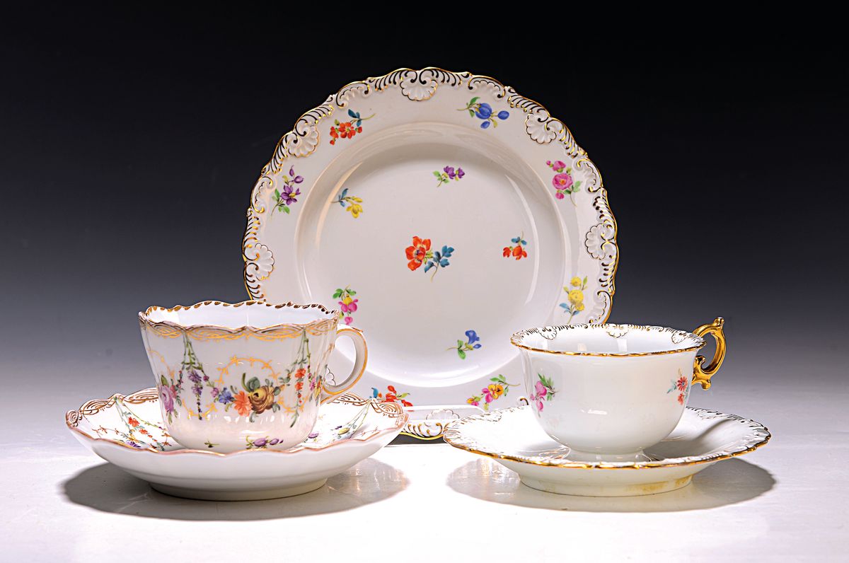 Lot Tasse mit Untertasse und Gedeck, Meissen, 1. um 1880, aufwendige Blumengirlanden und Goldstaffage, H. ca. 7 cm, 2. Muschelrand und gestreute ...