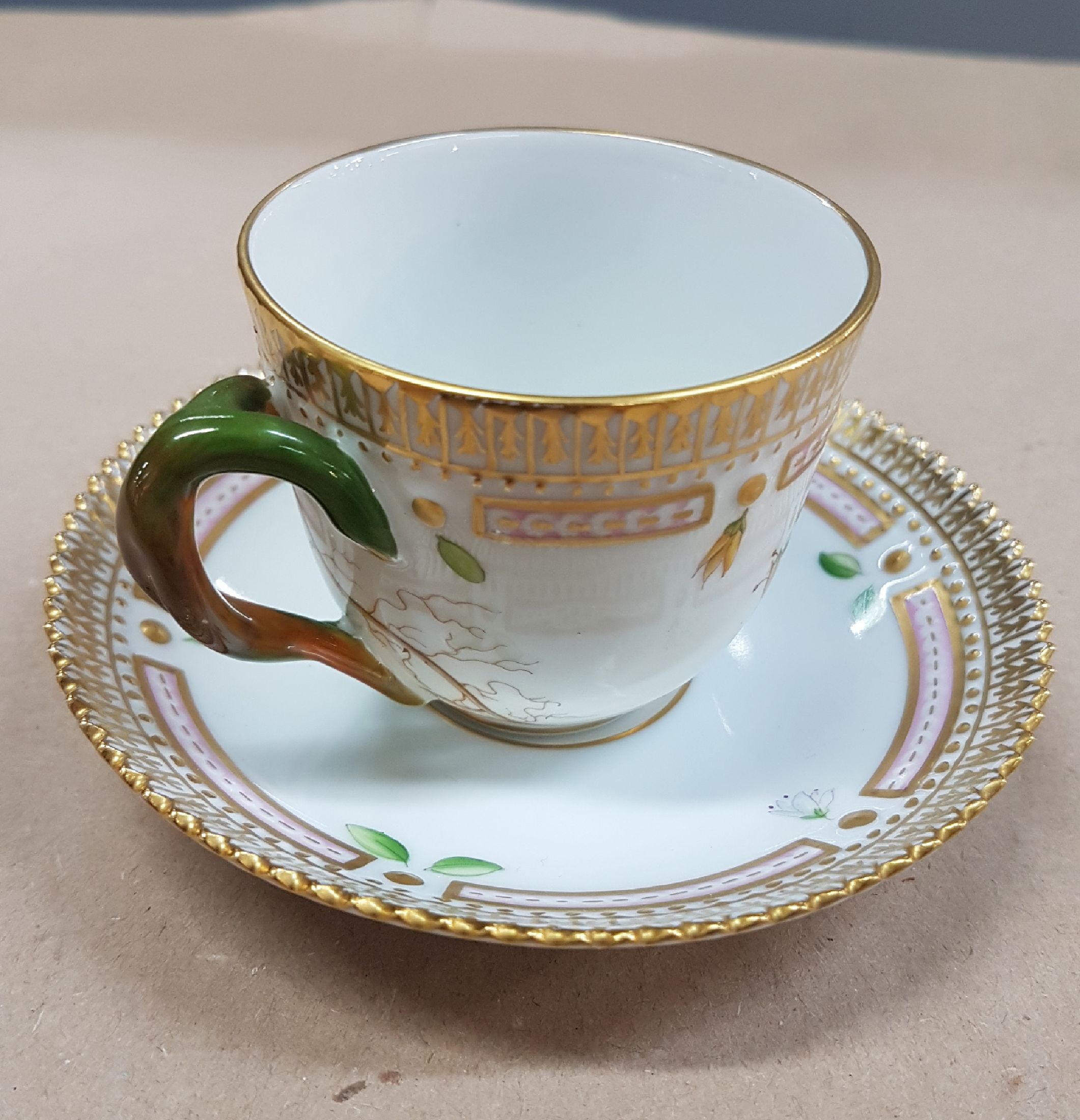 Detail f: 4 Mokka- oder Espressotassen mit Untertassen, Kgl. Kopenhagen, Serie Flora Danica, Viola umbrosa, Sedum acre, Veronica geraecose, Scilla bifolia, ...