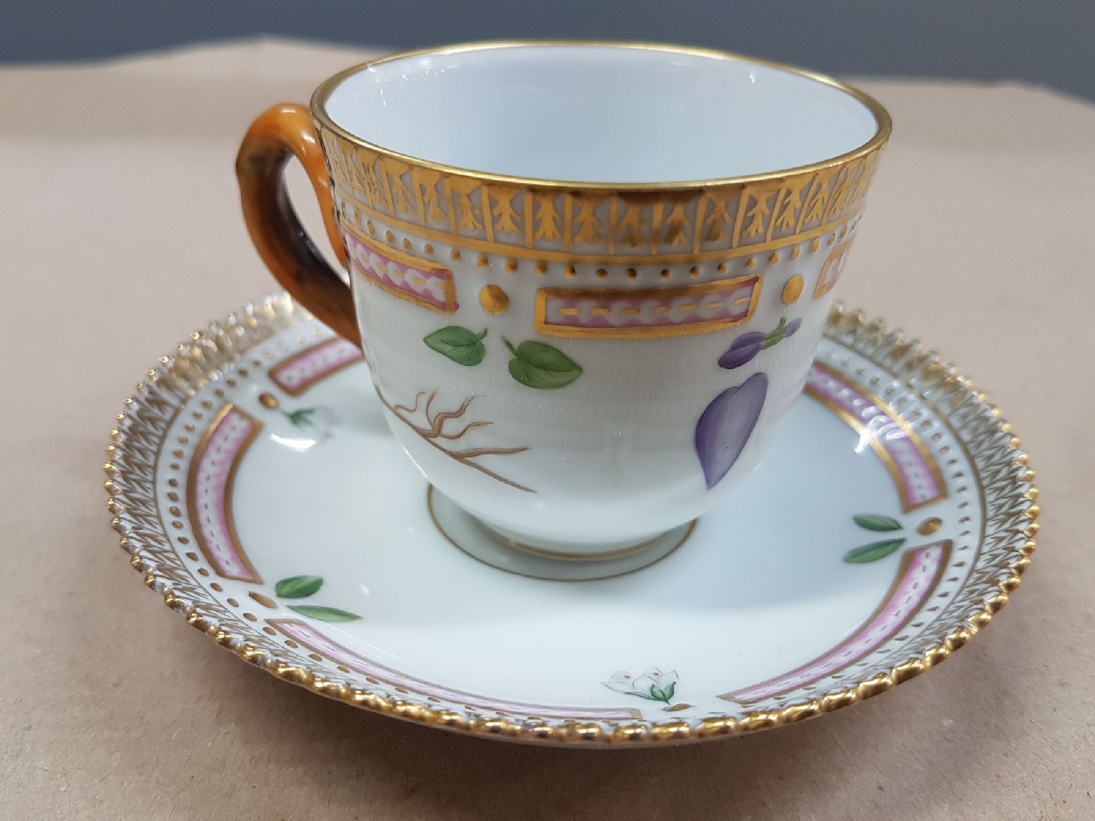 Detail i: 4 Mokka- oder Espressotassen mit Untertassen, Kgl. Kopenhagen, Serie Flora Danica, Viola umbrosa, Sedum acre, Veronica geraecose, Scilla bifolia, ...
