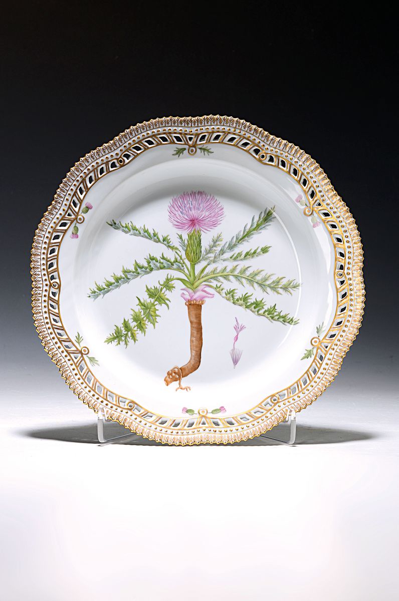 Runde Platte, Kgl. Kopenhagen, Serie Flora Danica, Cirsium Acaule All., handbemalt, Rand in Durchbrucharbeit mit Goldspitzenkante, D. ca. 28.5cm