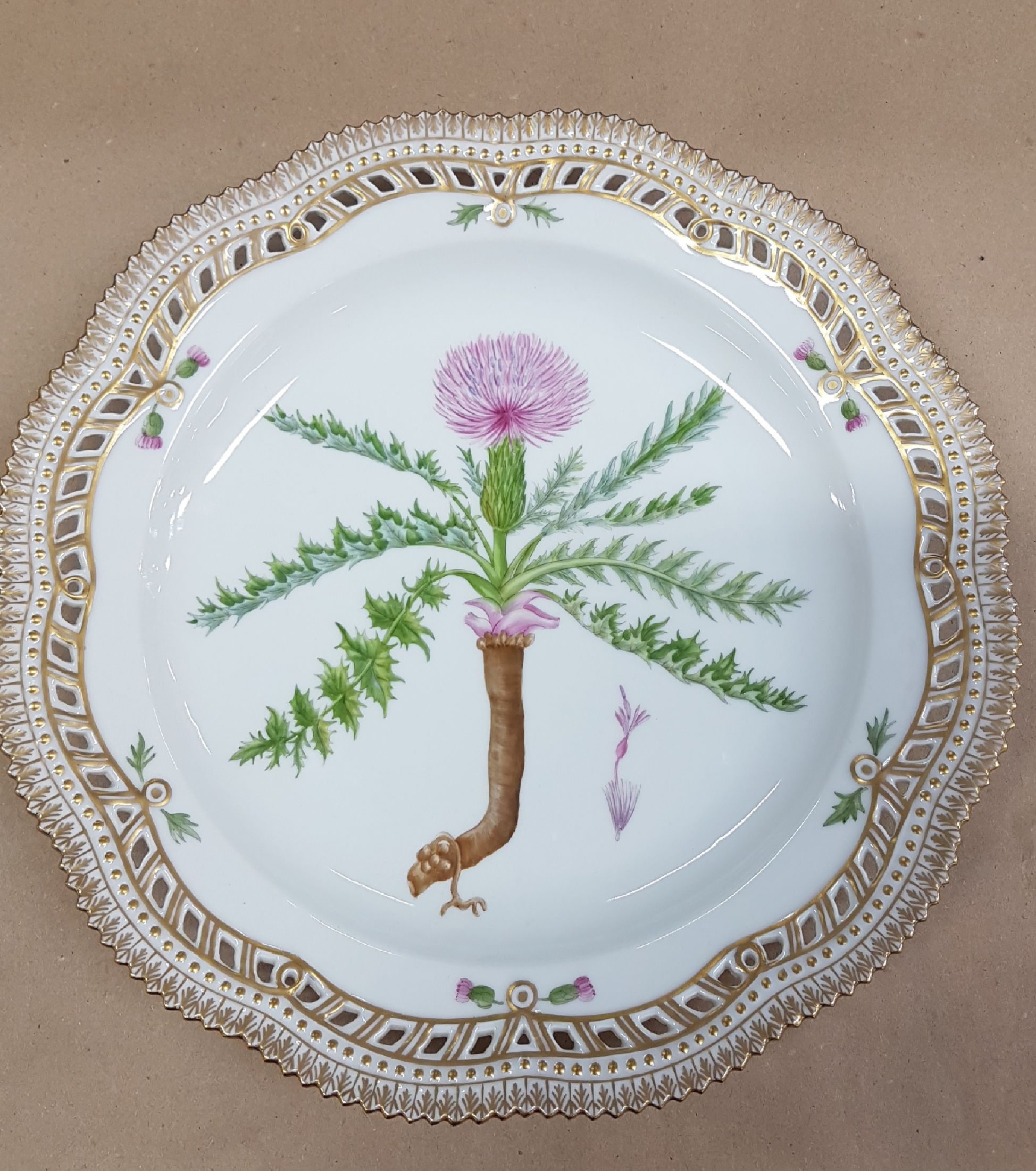 Detail a: Runde Platte, Kgl. Kopenhagen, Serie Flora Danica, Cirsium Acaule All., handbemalt, Rand in Durchbrucharbeit mit Goldspitzenkante, D. ca. 28.5cm