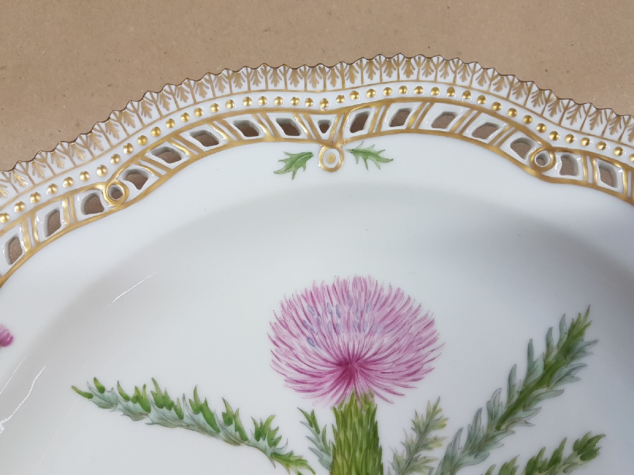 Detail c: Runde Platte, Kgl. Kopenhagen, Serie Flora Danica, Cirsium Acaule All., handbemalt, Rand in Durchbrucharbeit mit Goldspitzenkante, D. ca. 28.5cm