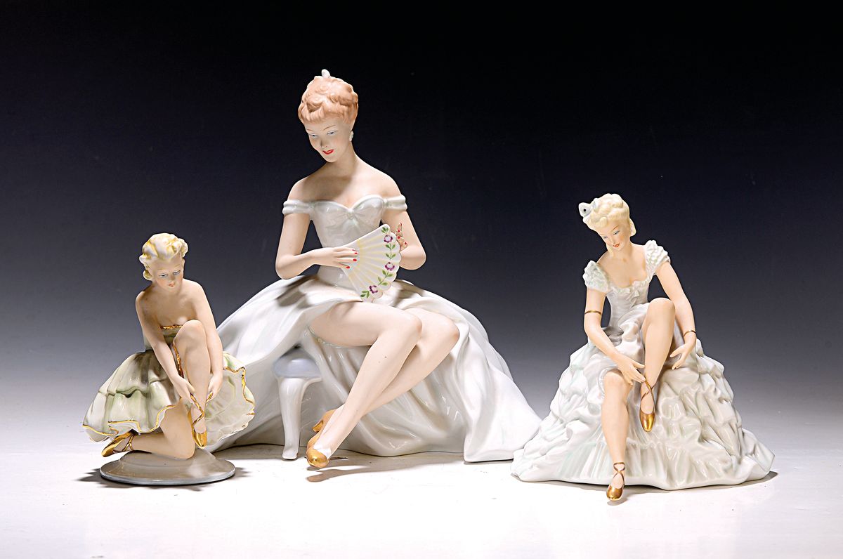 Drei Porzellanfiguren, deutsch, Mitte 20. Jh., 1. Wallendorf, Tänzerin mit Fächer, ca. 27 x 28 cm, 2. Schaubachkunst, Tänzerin bindet ihren Schuh, ...