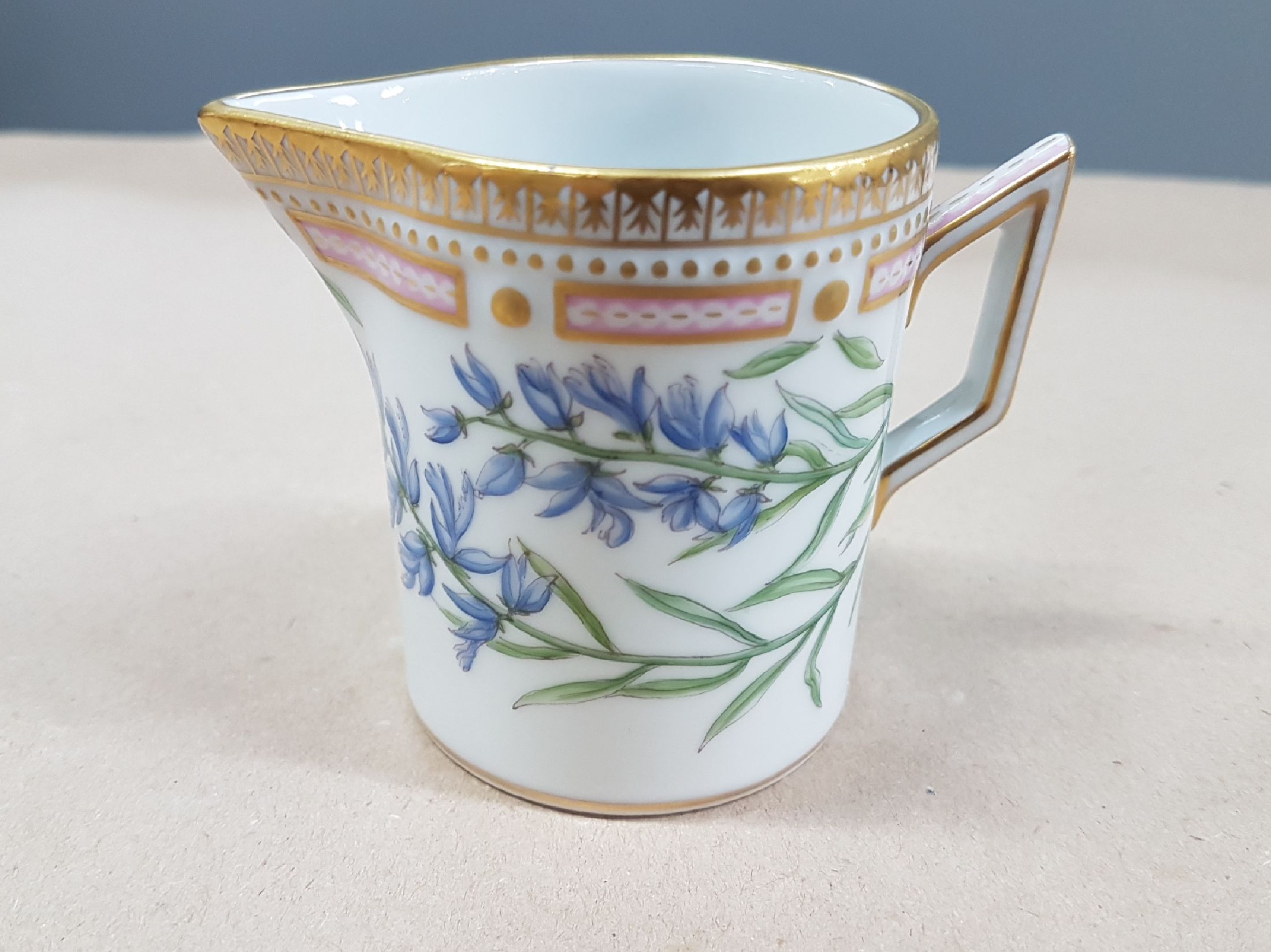 Detail a: Milchkännchen, Kgl. Kopenhagen, Serie Flora Danica, Polygala vulgaris, handbemalt, Goldrand, H. ca. 7cm