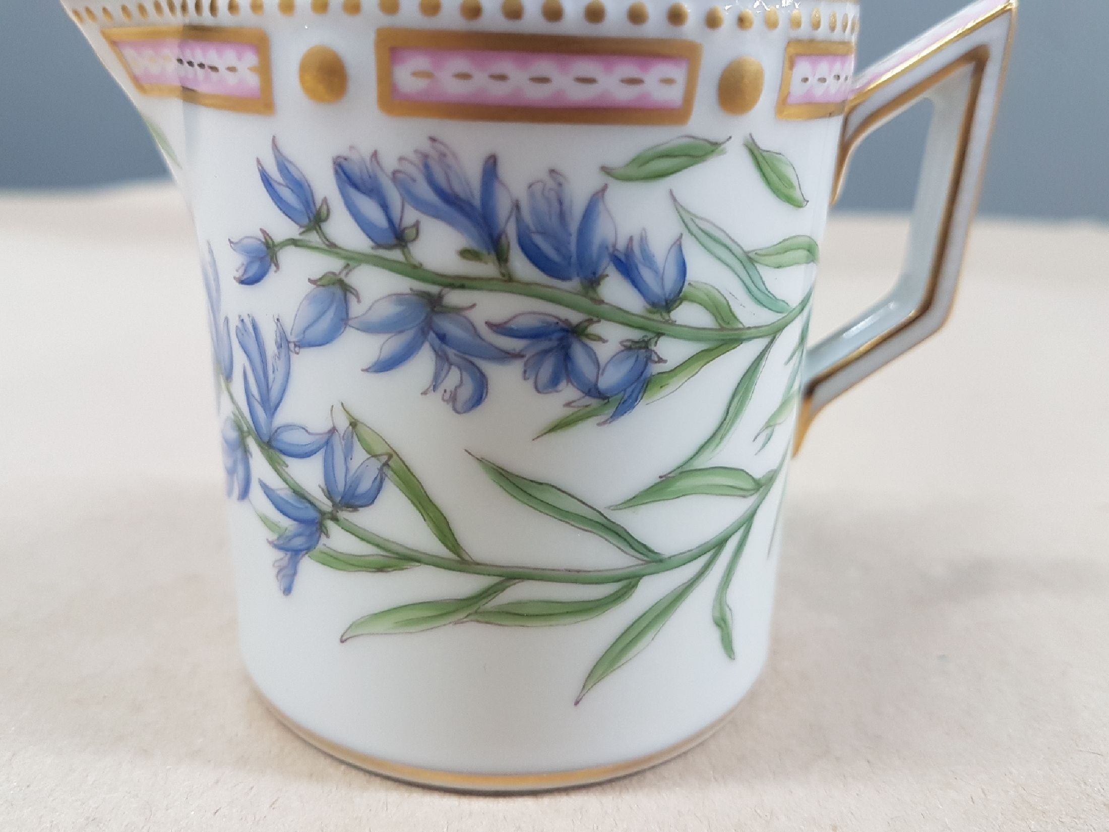 Detail f: Milchkännchen, Kgl. Kopenhagen, Serie Flora Danica, Polygala vulgaris, handbemalt, Goldrand, H. ca. 7cm