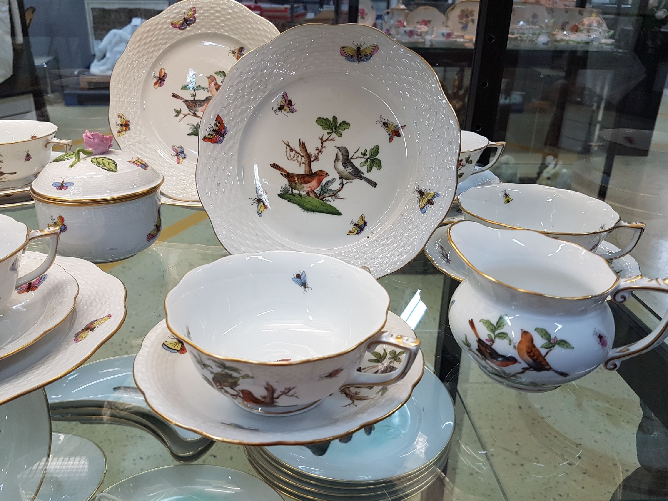 Detail b: 6 Teegedecke, Milch und Zucker, Herend Ungarn, Dekor Rothschild, Vogeldekor, Goldrand, Deckel der Zuckerdose mit Knospe, 6 Tassen mit UT, 6 ...