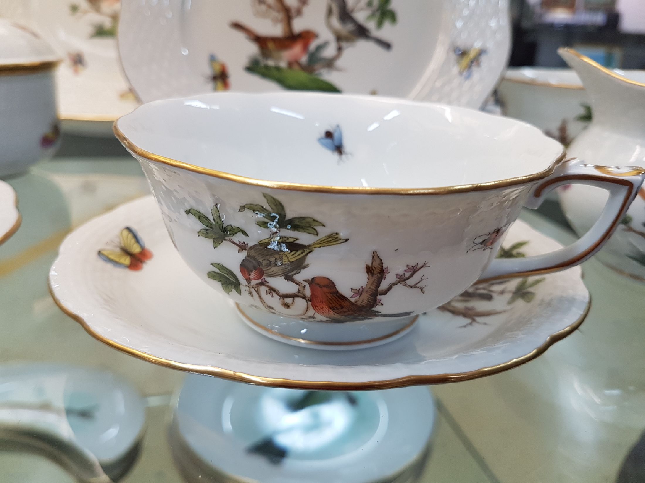Detail c: 6 Teegedecke, Milch und Zucker, Herend Ungarn, Dekor Rothschild, Vogeldekor, Goldrand, Deckel der Zuckerdose mit Knospe, 6 Tassen mit UT, 6 ...