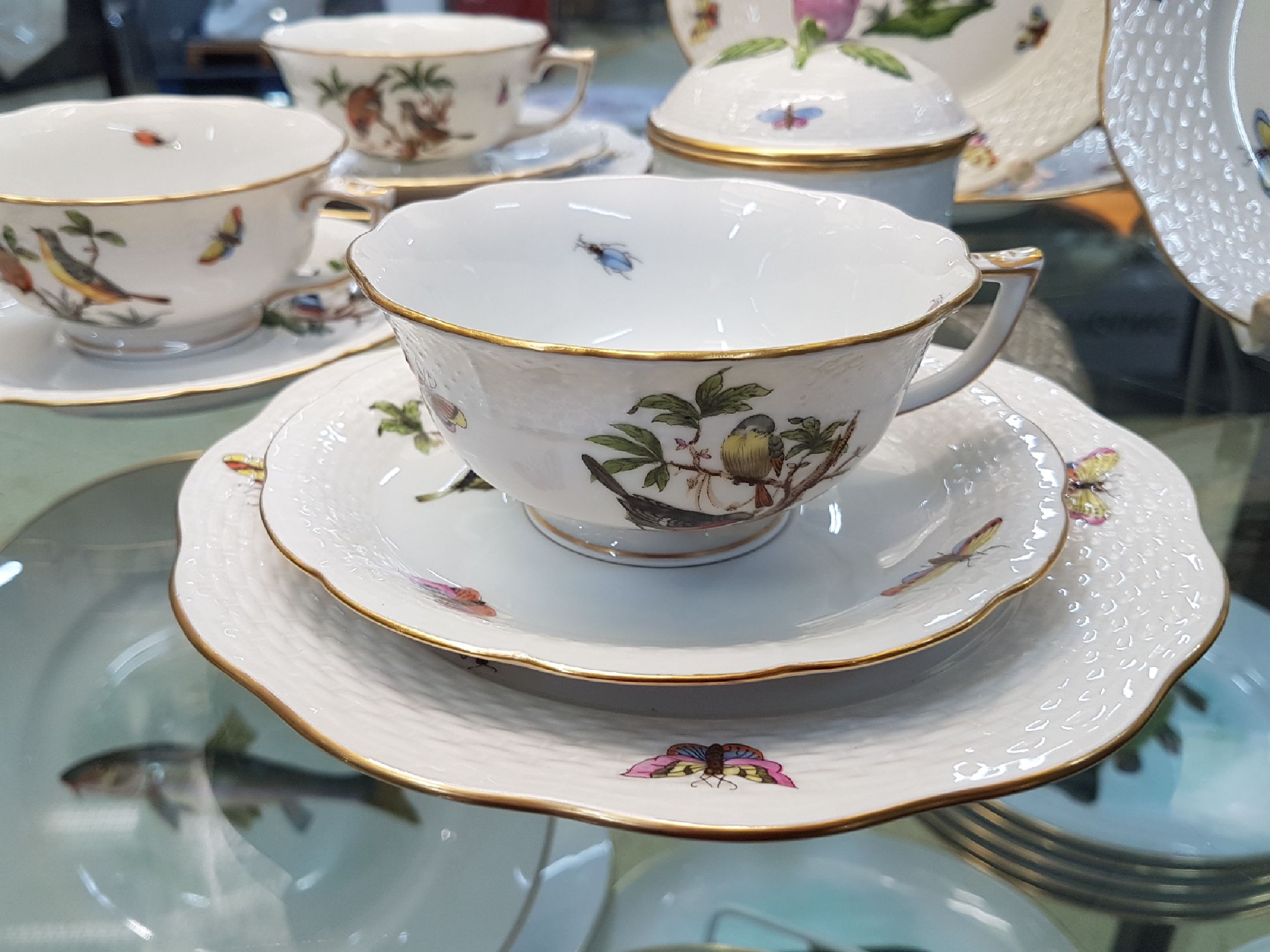 Detail d: 6 Teegedecke, Milch und Zucker, Herend Ungarn, Dekor Rothschild, Vogeldekor, Goldrand, Deckel der Zuckerdose mit Knospe, 6 Tassen mit UT, 6 ...