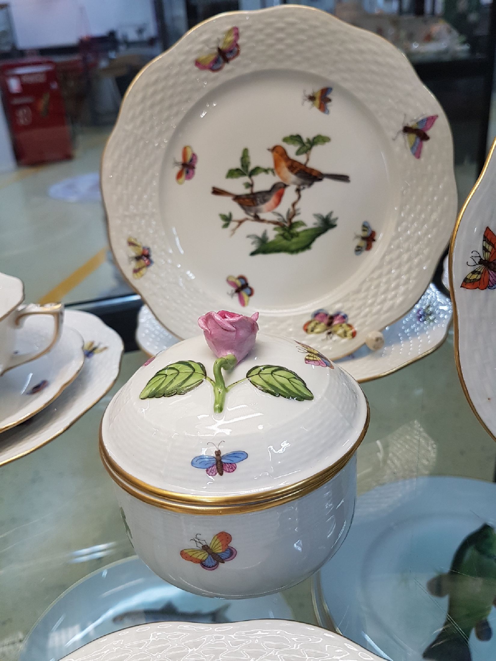 Detail e: 6 Teegedecke, Milch und Zucker, Herend Ungarn, Dekor Rothschild, Vogeldekor, Goldrand, Deckel der Zuckerdose mit Knospe, 6 Tassen mit UT, 6 ...