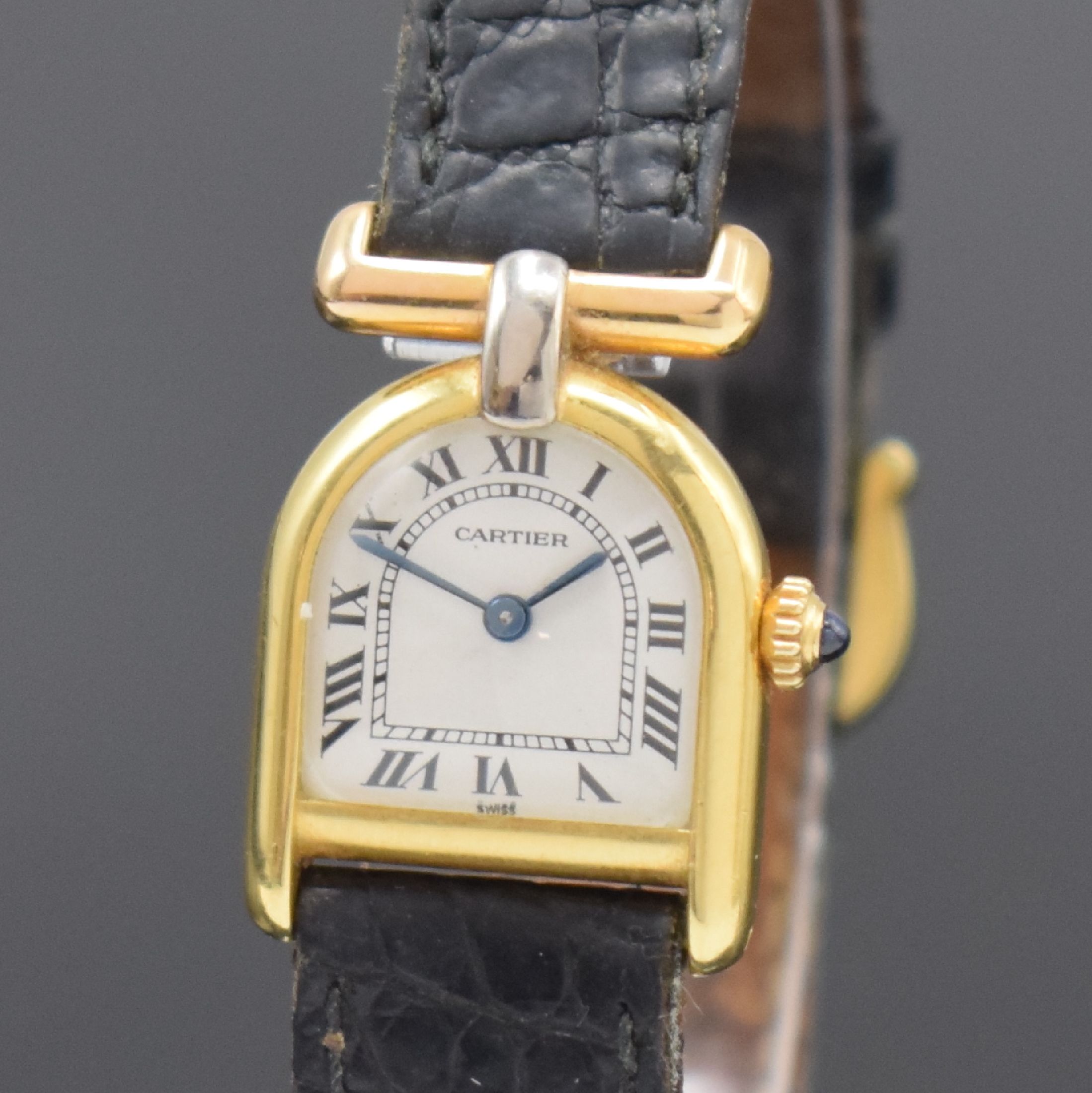 Detail a: Cartier Calandre Cloche Damenarmbanduhr in GG 750/000 Referenz 6603, Schweiz um 1990, quarz, Boden 3-fach verschr., Schmuckkrone, weißes Zifferbl. ...
