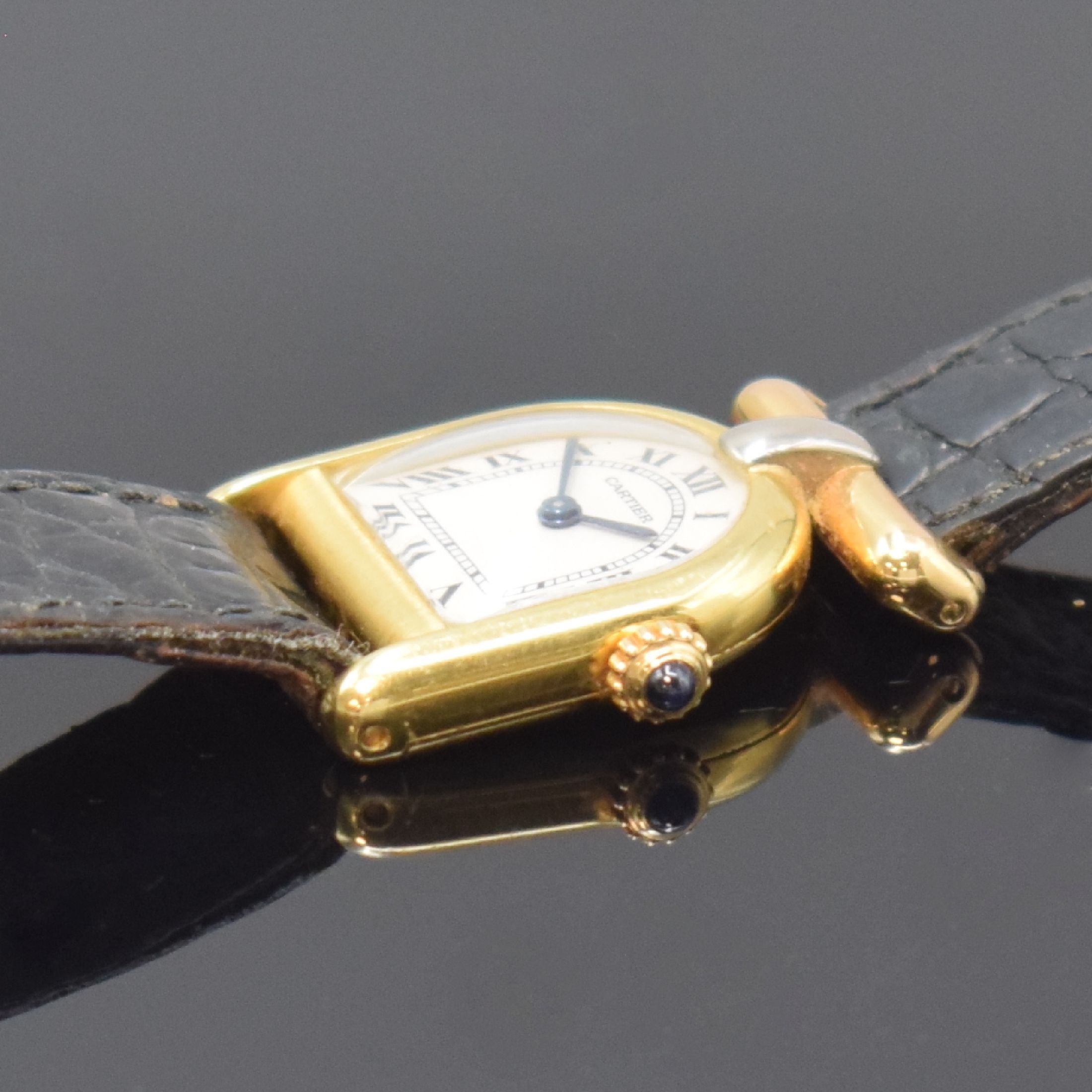 Detail b: Cartier Calandre Cloche Damenarmbanduhr in GG 750/000 Referenz 6603, Schweiz um 1990, quarz, Boden 3-fach verschr., Schmuckkrone, weißes Zifferbl. ...