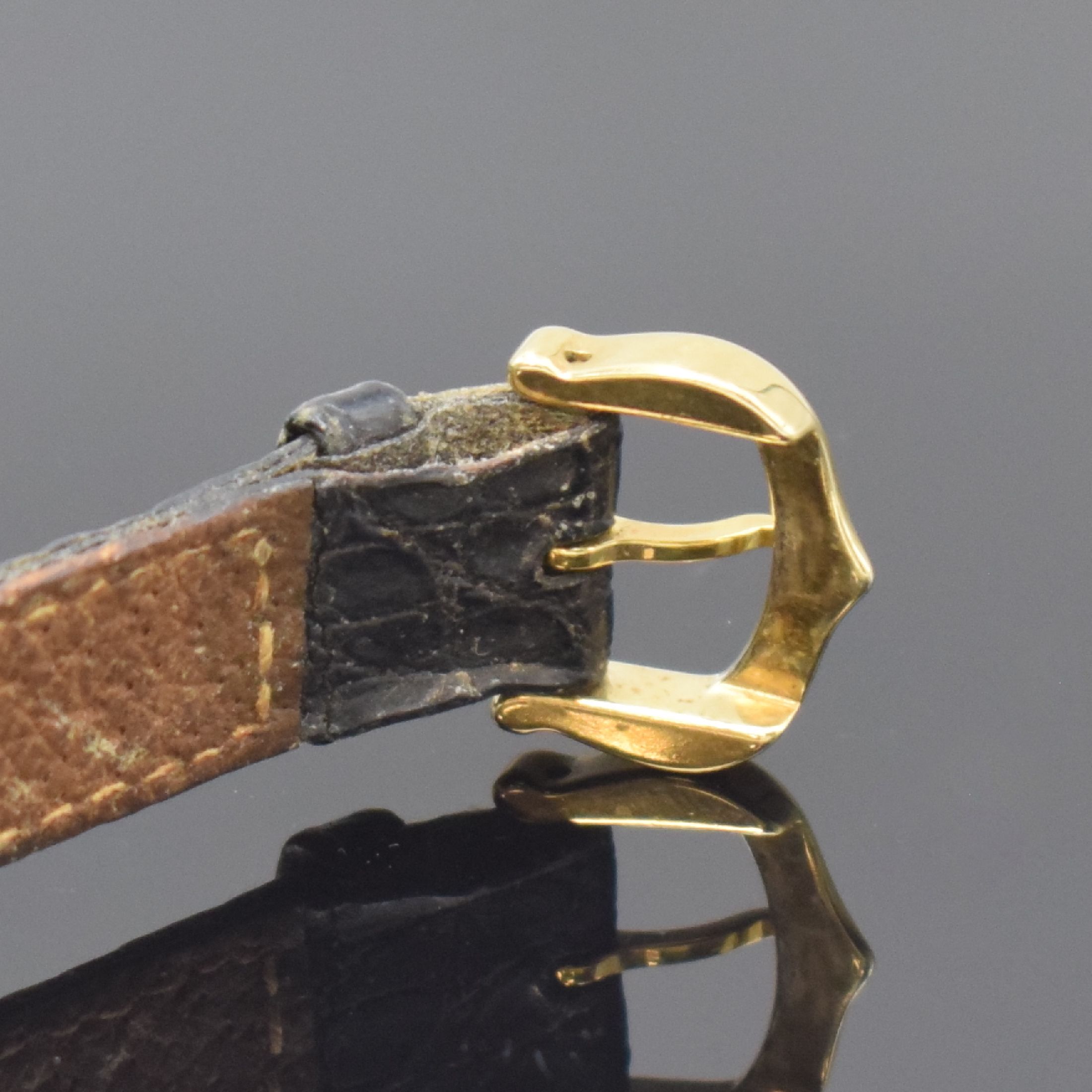 Detail c: Cartier Calandre Cloche Damenarmbanduhr in GG 750/000 Referenz 6603, Schweiz um 1990, quarz, Boden 3-fach verschr., Schmuckkrone, weißes Zifferbl. ...