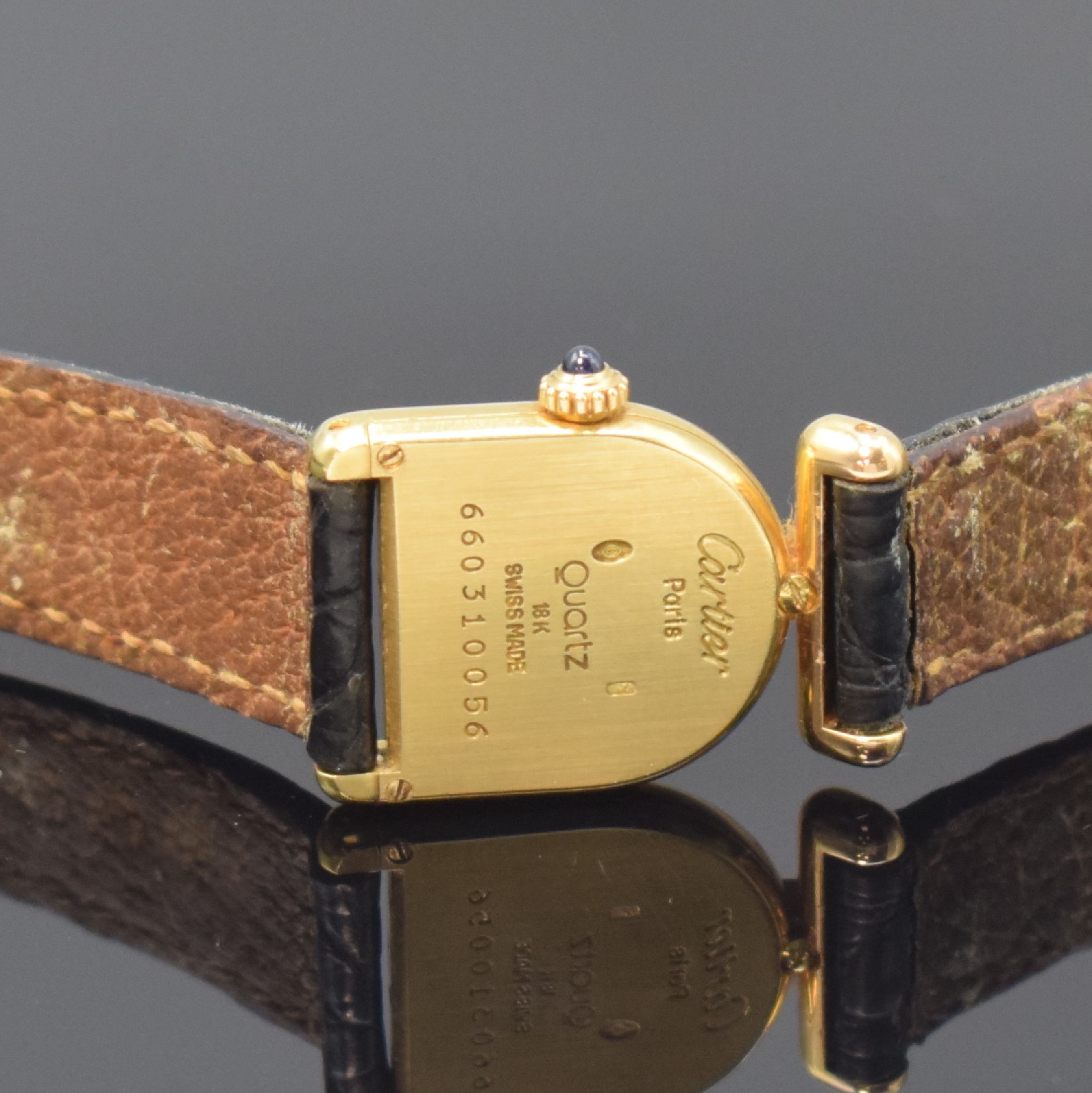 Detail d: Cartier Calandre Cloche Damenarmbanduhr in GG 750/000 Referenz 6603, Schweiz um 1990, quarz, Boden 3-fach verschr., Schmuckkrone, weißes Zifferbl. ...