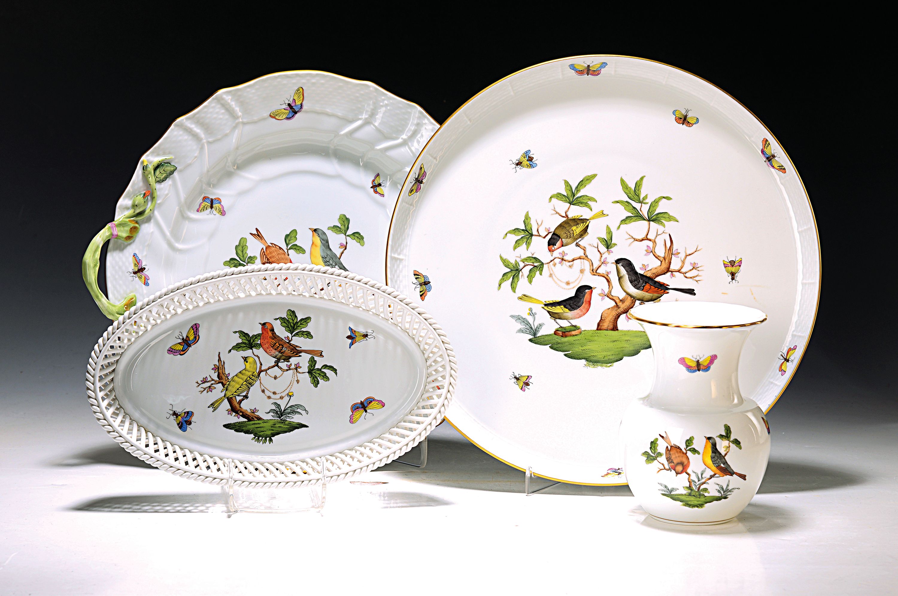 4 Teile Porzellan, Herend Ungarn, Dekor Rothschild, runde Kuchenplatte D. 31.5cm, runde Schale mit zwei Asthenkeln, D. ca. 30cm, Balustervase H. ca. ...