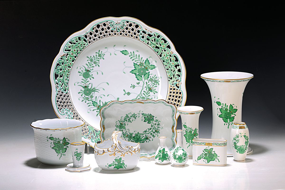 11 Teile Porzellan, Herend Ungarn, Dekor Apponyi grün, Vase H. 19cm, 5 kleine Vasen H. ca. 5.5-12cm, kleiner Blumenübertopf H. 9cm, Kerzenleuchter ...