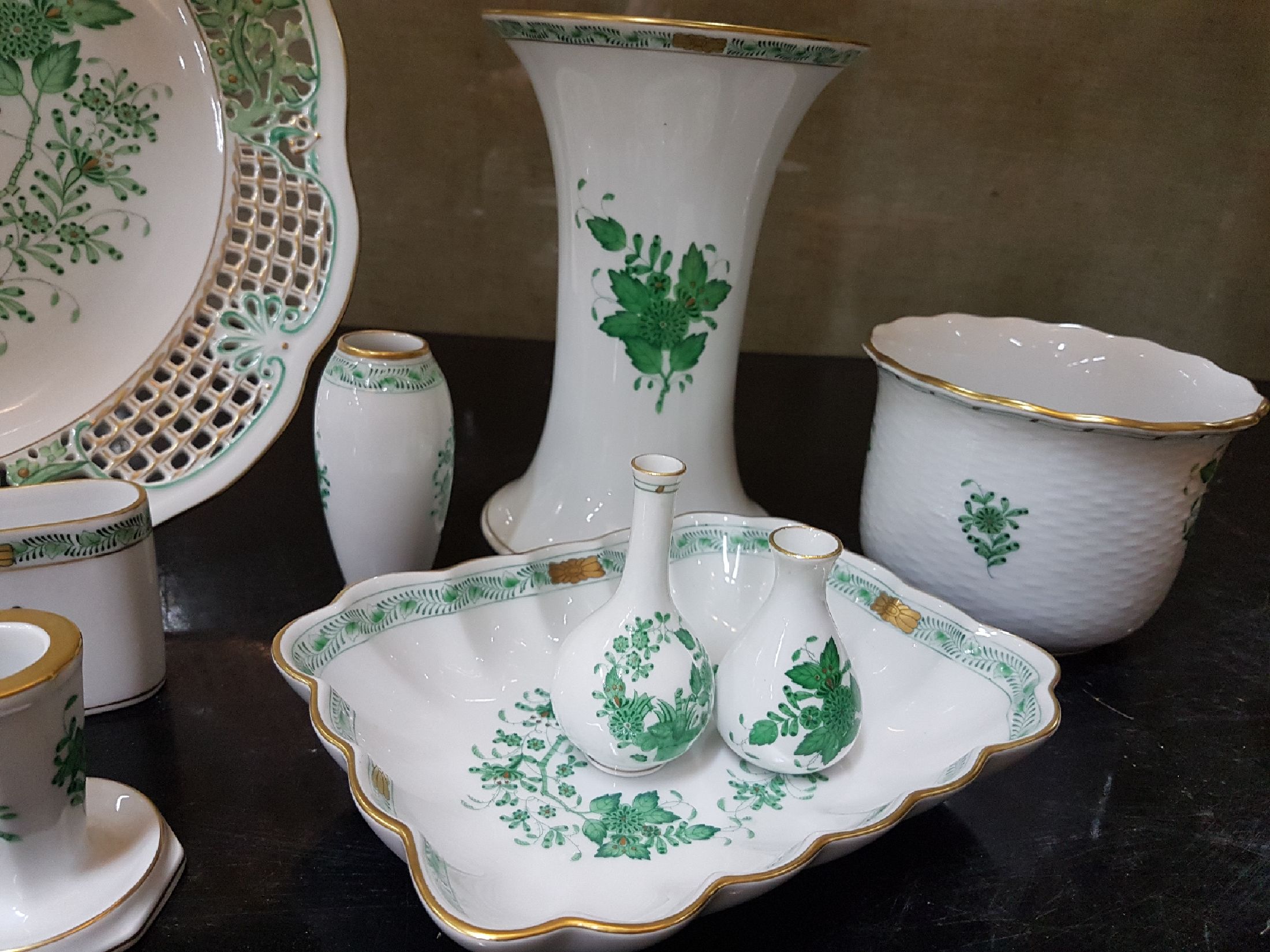 Detail c: 11 Teile Porzellan, Herend Ungarn, Dekor Apponyi grün, Vase H. 19cm, 5 kleine Vasen H. ca. 5.5-12cm, kleiner Blumenübertopf H. 9cm, Kerzenleuchter ...