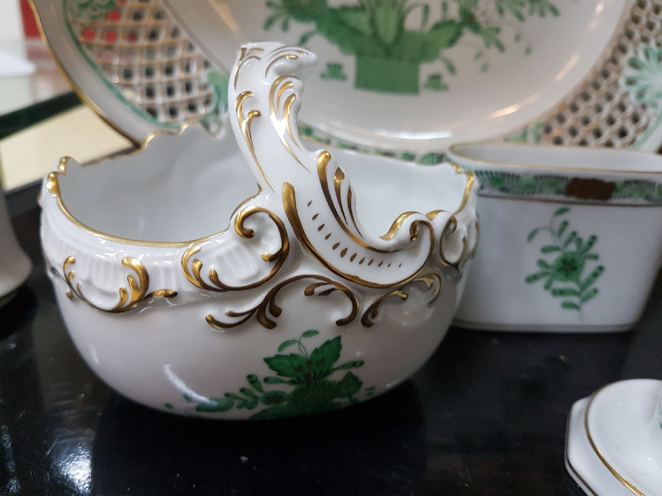 Detail e: 11 Teile Porzellan, Herend Ungarn, Dekor Apponyi grün, Vase H. 19cm, 5 kleine Vasen H. ca. 5.5-12cm, kleiner Blumenübertopf H. 9cm, Kerzenleuchter ...